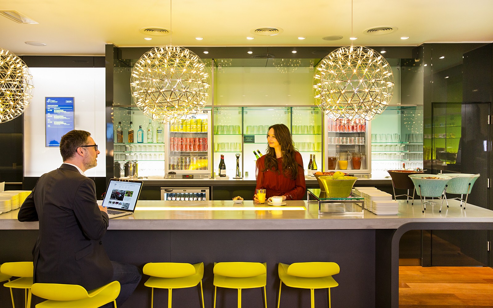 טרקלין היורוסטאר ביזנס פרמייר בבריסל עם אורחים בבר.