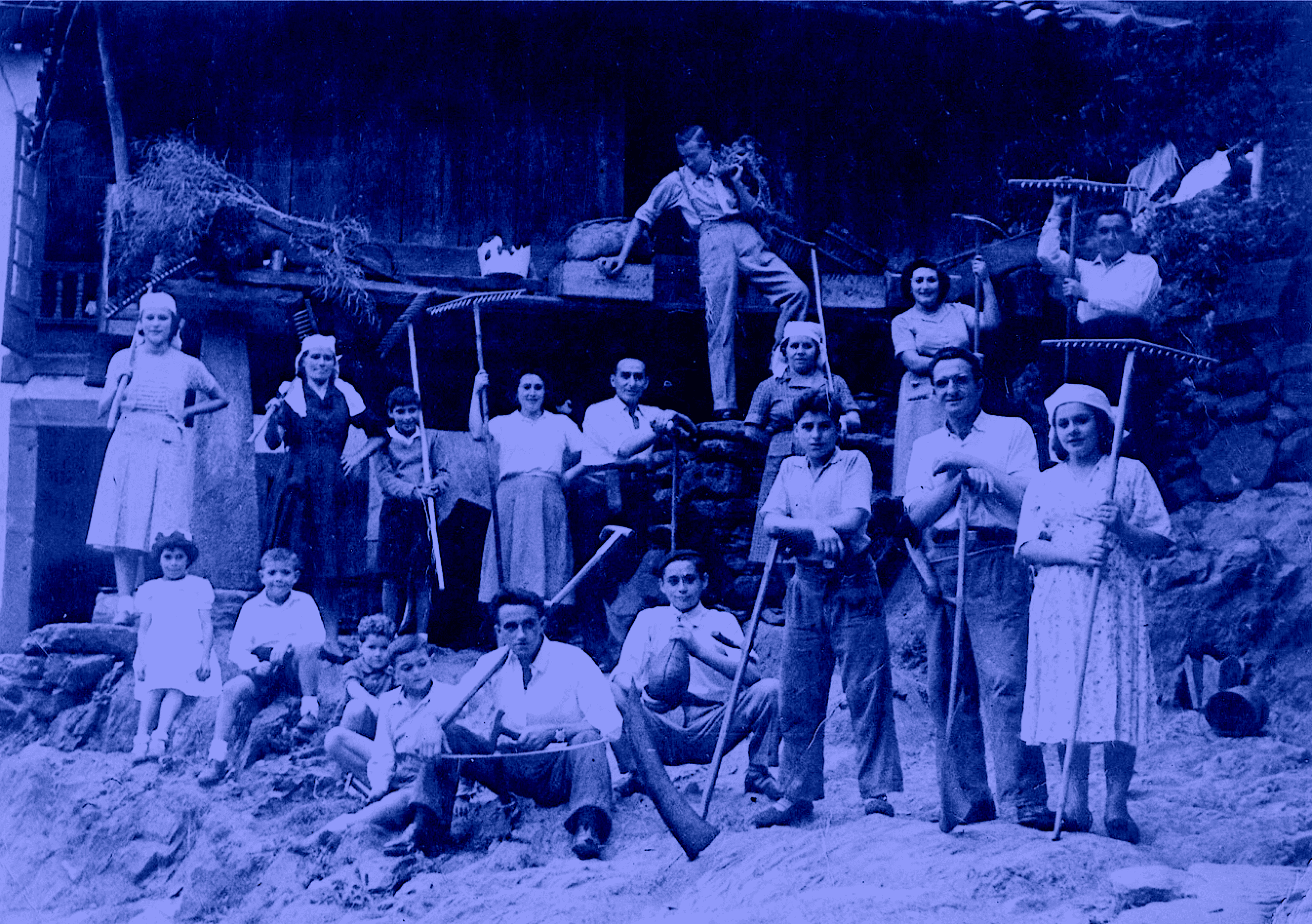 Personas posandoselas con herramientas durante la sextaferia en Asturias en el siglo XIX