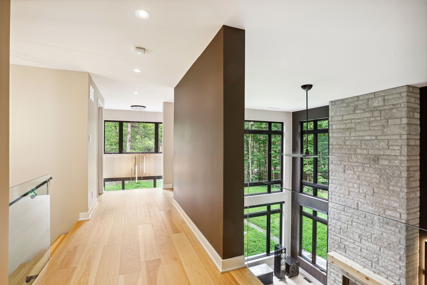 Couloir à l'étage surplombant le salon cathédrale.