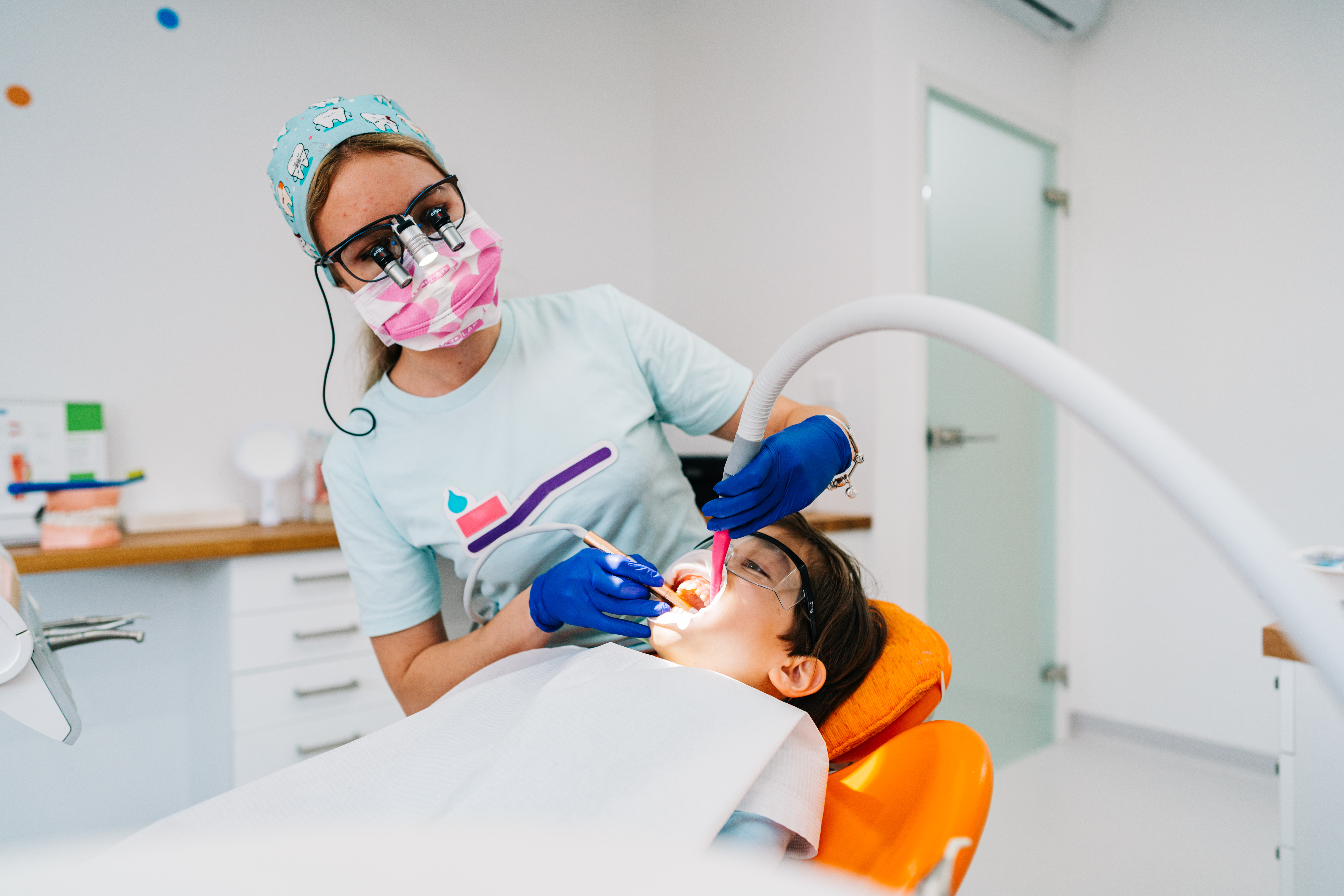 Dentálna hygienička ošetruje s lupami