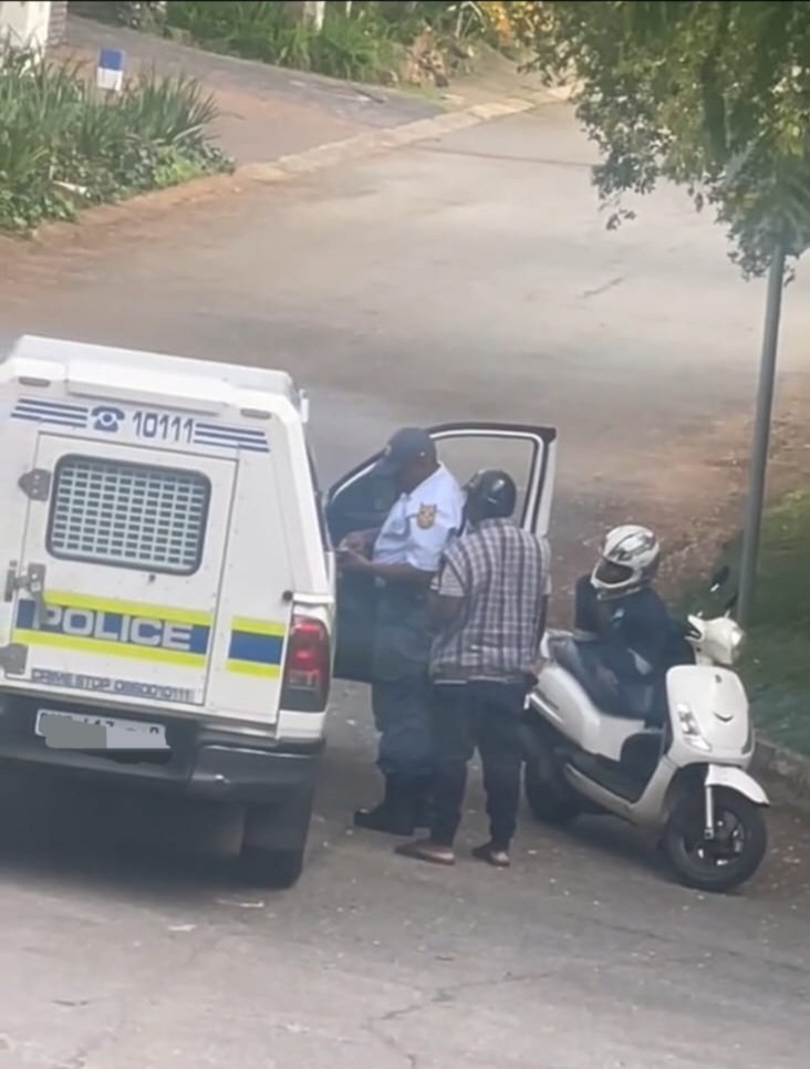 Photo:SAPS officer under investigation after alleged bribery caught on camera – South African Daily