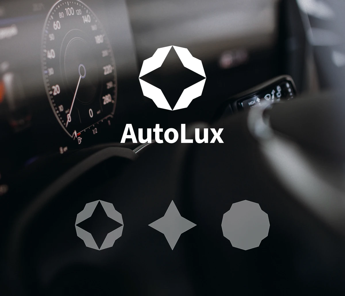 Présentation des variantes de l'icône AutoLux sur fond d'habitacle de voiture moderne. Expertise en branding et direction artistique par Tartelette Concept.