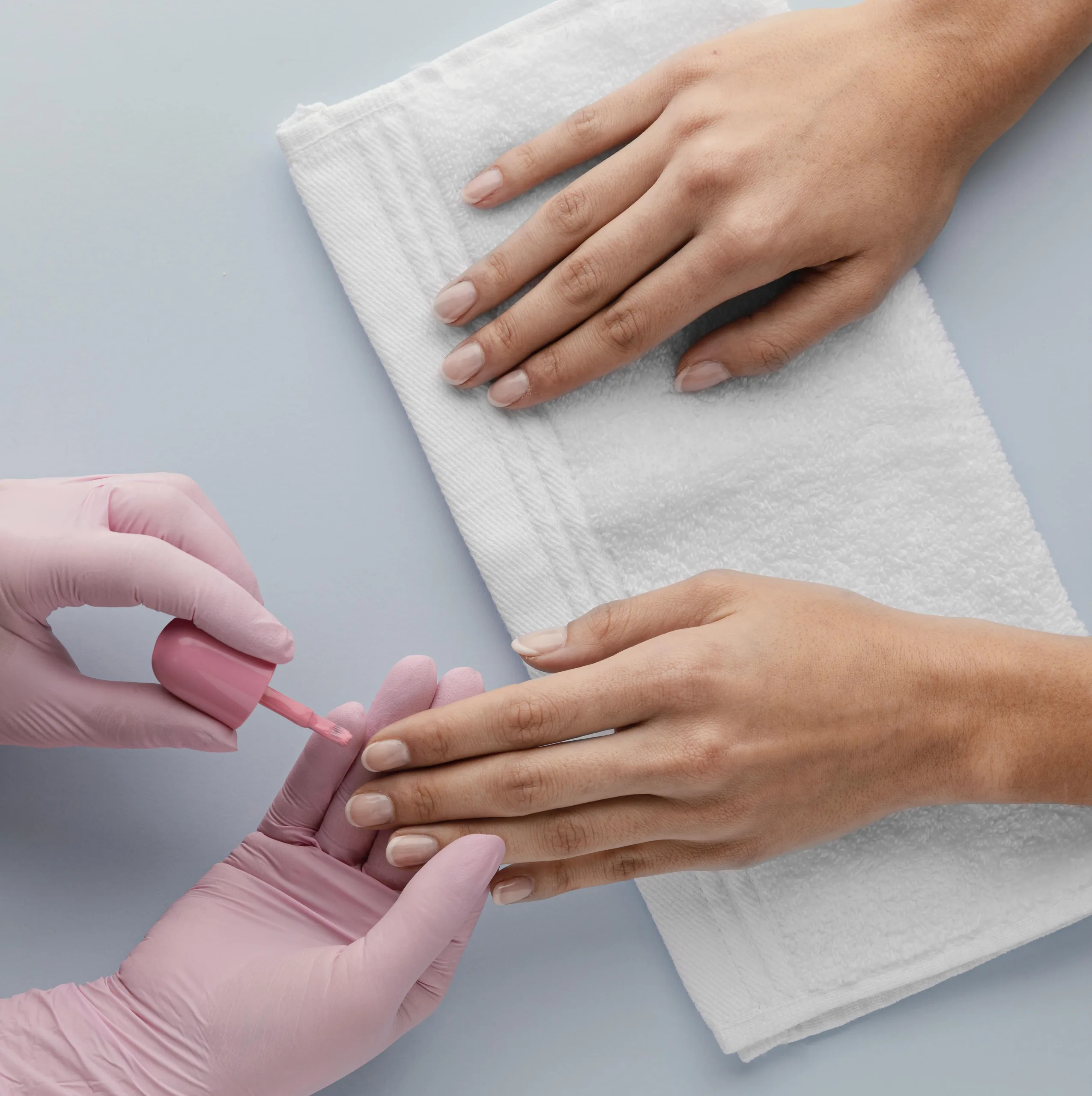 mãos sendo cuidadas durante procedimento de manicure