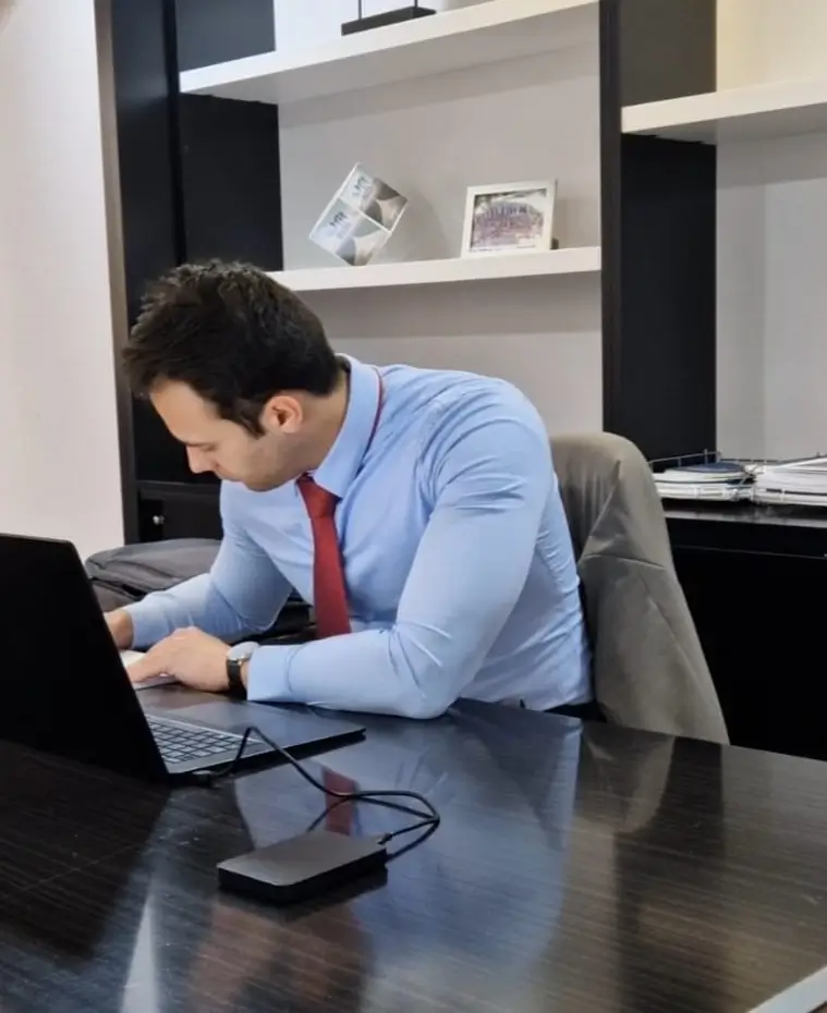 Asesor financiero en Alicante Eduardo Asensio Fernandez preparando un plan financiero para sus clientes en su oficina