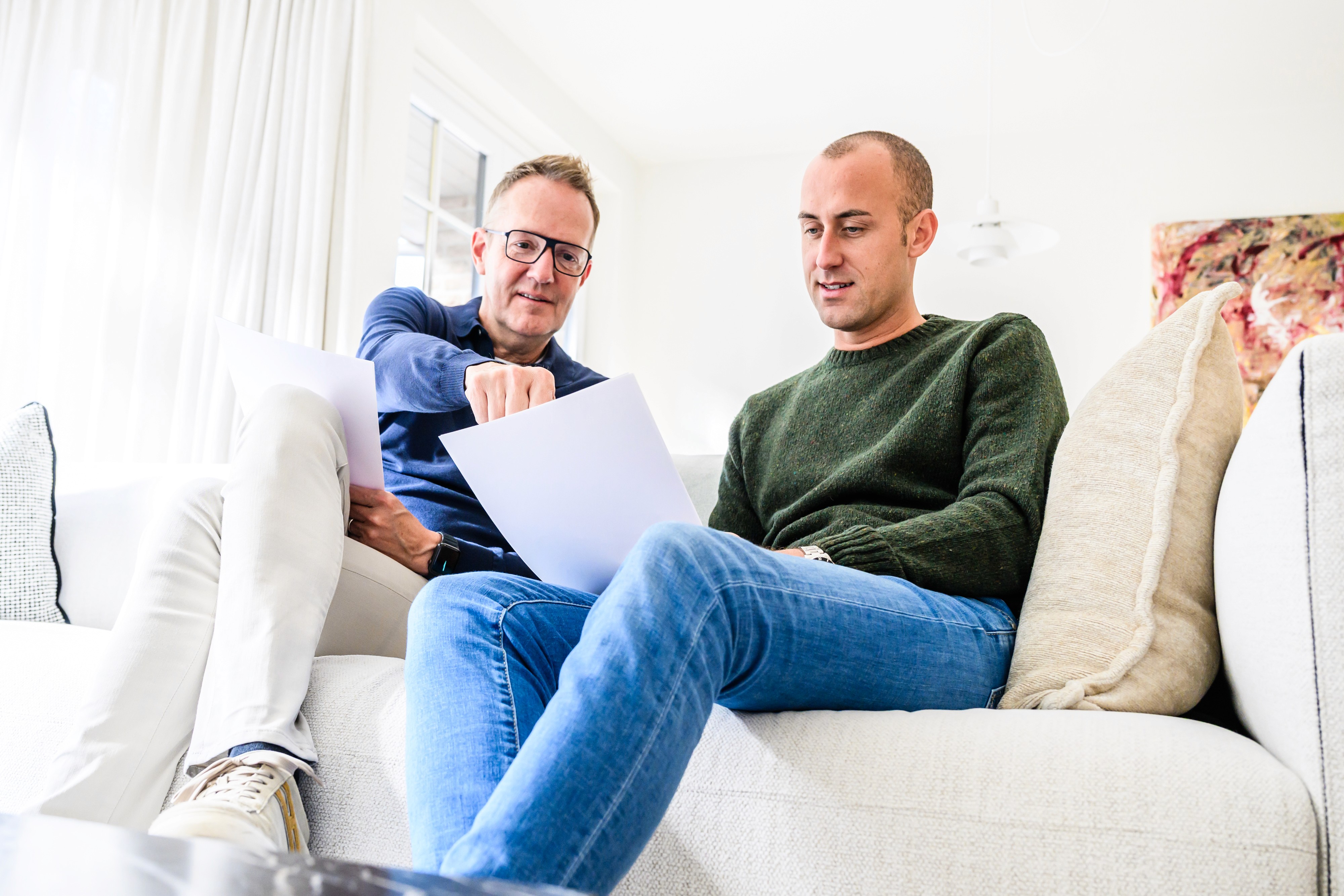 Hans en Johan in gesprek in de sofa