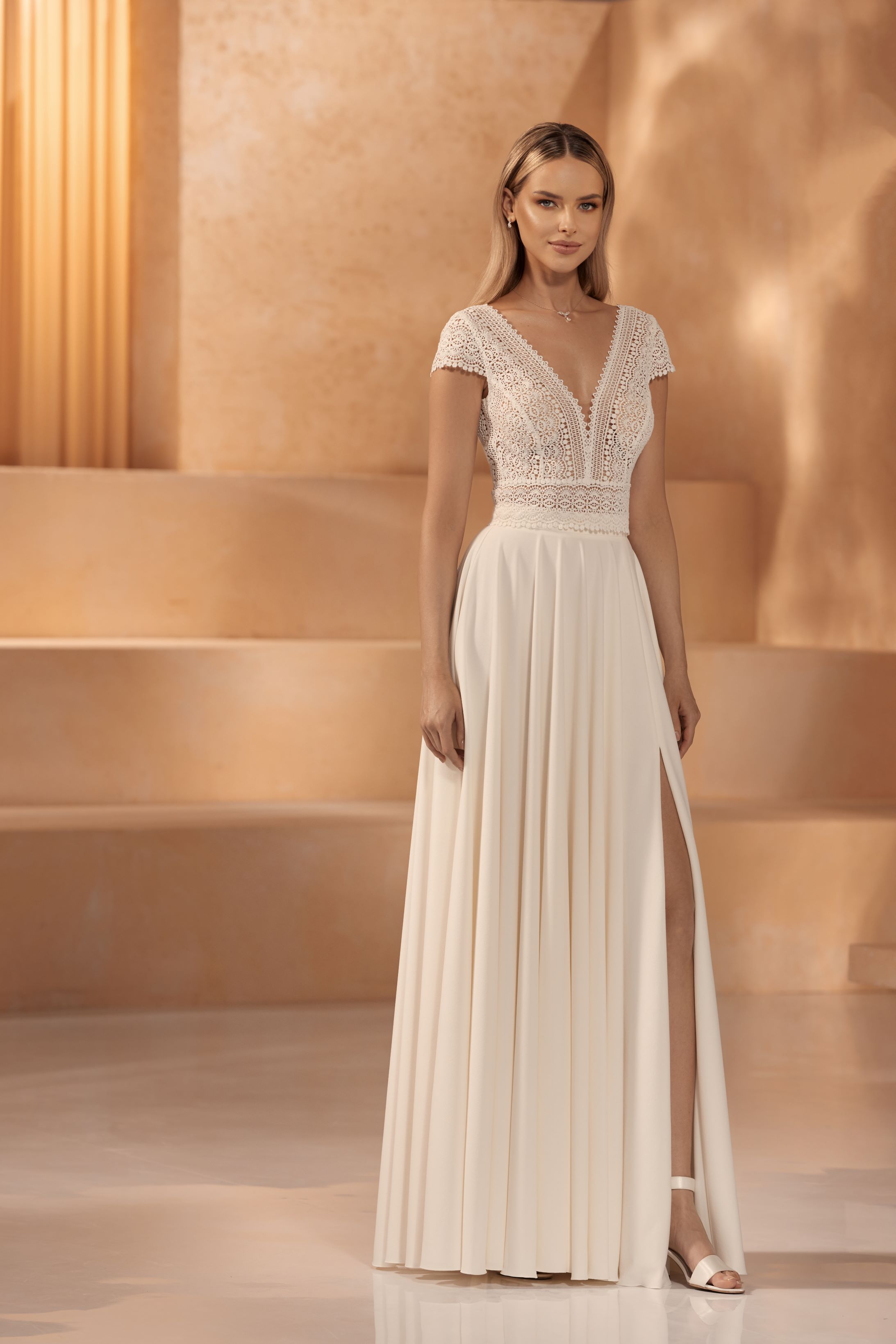 Puristischer Zweiteiler aus Mikado-Seide für die standesamtliche Trauung