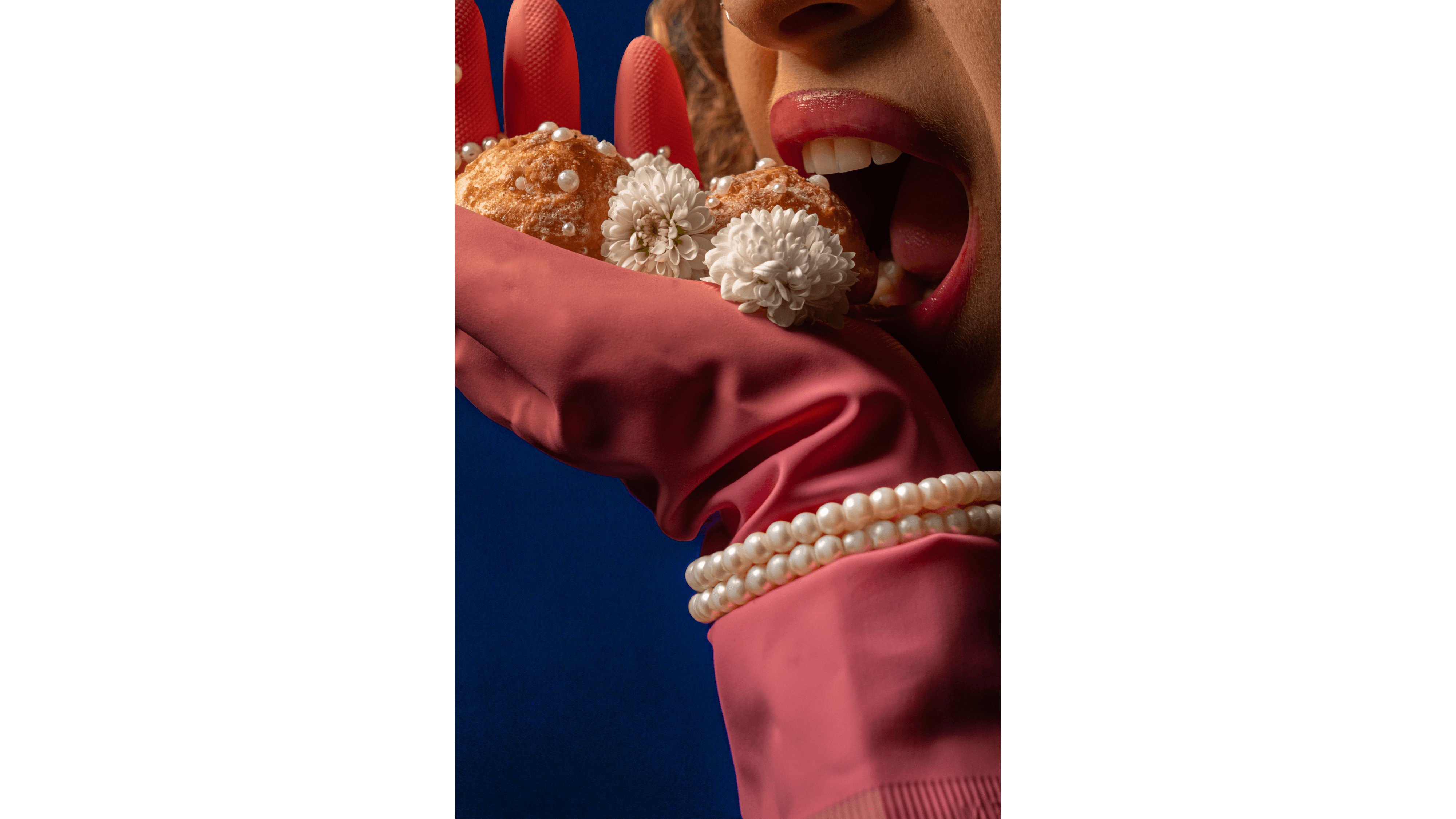 Le projet 'Croqueur·euse de perles' déconstruit l'expression 'croqueuse de diamants' en proposant des compositions visuelles surprenantes. Avec des gants de ménage transformés en accessoires précieux et des perles sur des éléments quotidiens, l'image questionne les normes de genre et célèbre la diversité de manière unique.