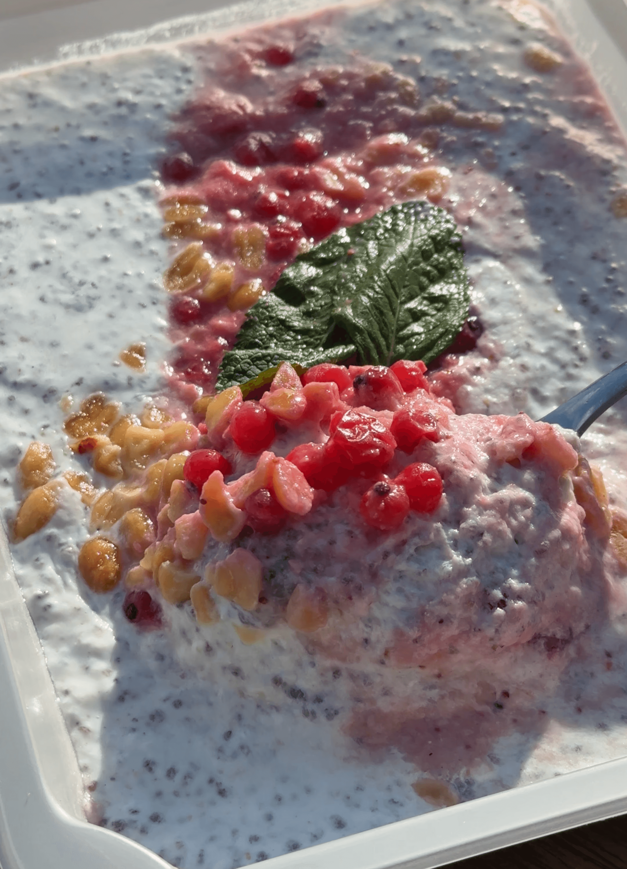 Twarogowy KETO krem z mascarpone i chia, sos truskawkowy i posypka orzechowa