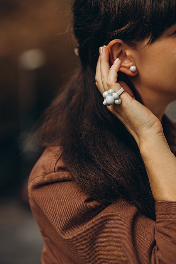 Porcelánový prsteň a náušnice z kolekcie BUBBLES od Niny A. Šoškovej