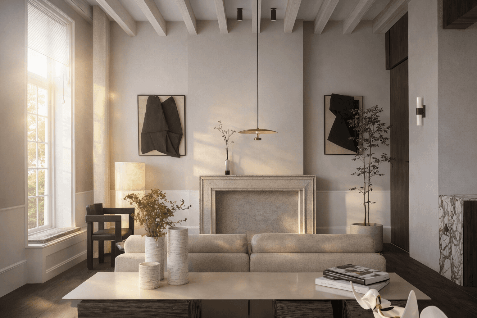 Warm minimalistisch interieur met haard, lichte balkenplafond, kunst aan de wand en zachte aardetinten in een rustige woonruimte.