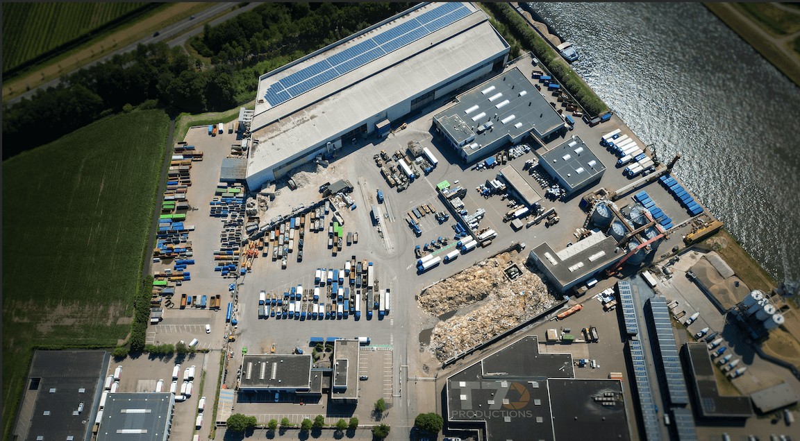 Dronefoto van een industrieterrein aan het water