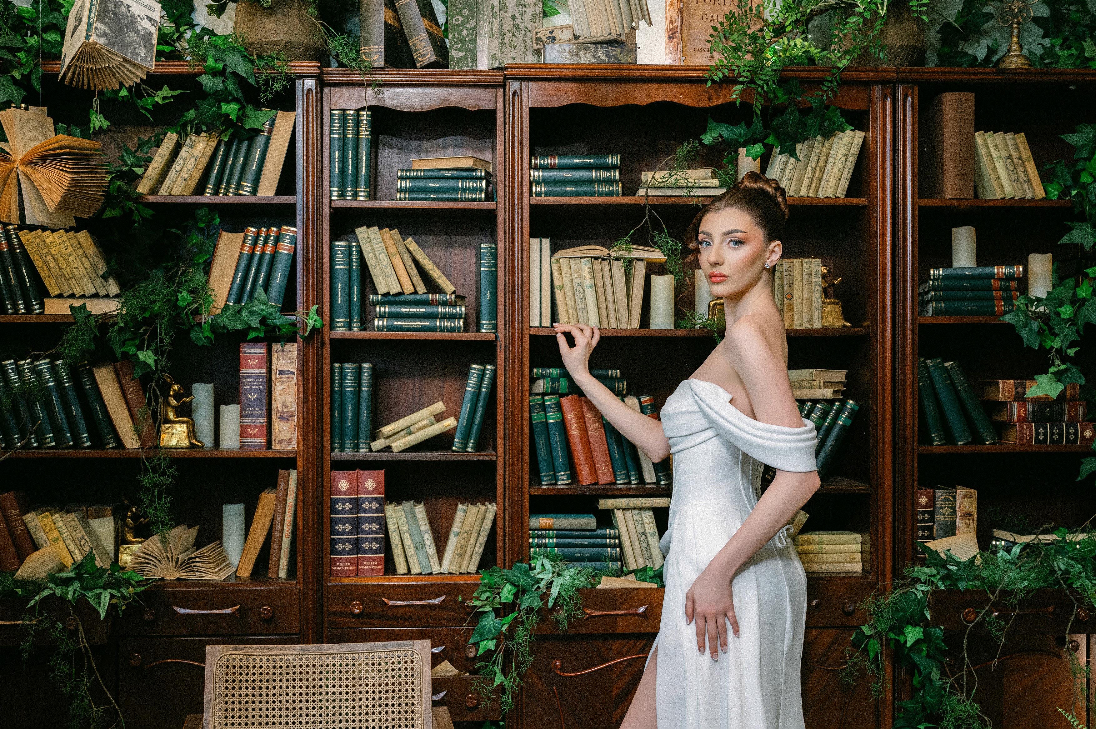 Mireasă elegantă fotografiată într-o bibliotecă vintage cu accente botanice, ședință foto de nuntă în București