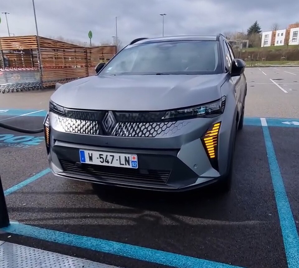 Renault Scenic E-Tech elektromos autó – valós modellfotó