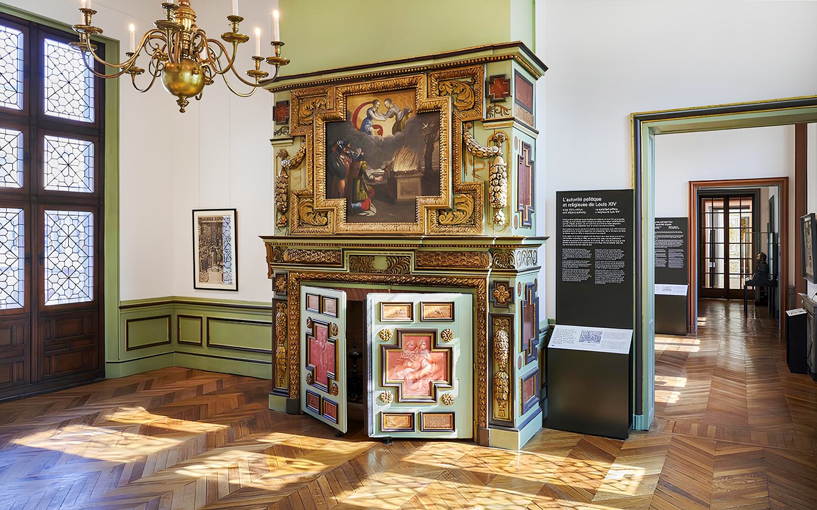 巴黎的卡纳瓦莱博物馆拥有豪华的壁炉和展览厅。