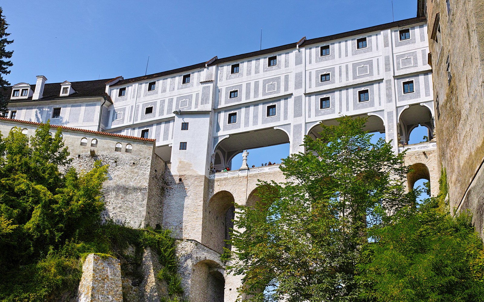 捷克克鲁姆洛夫的斗篷桥拱门及外立面。