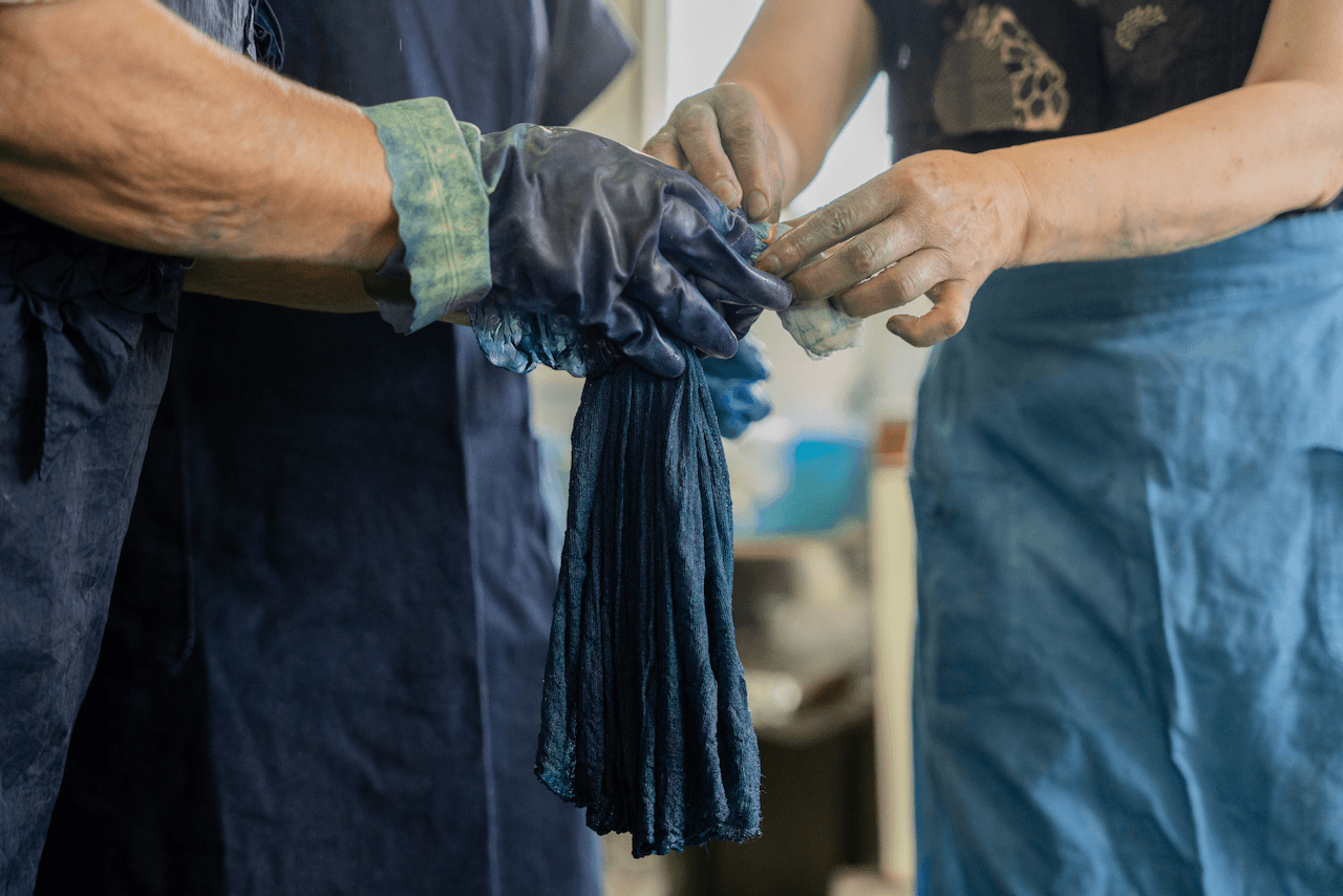 Tying an indigo died garment