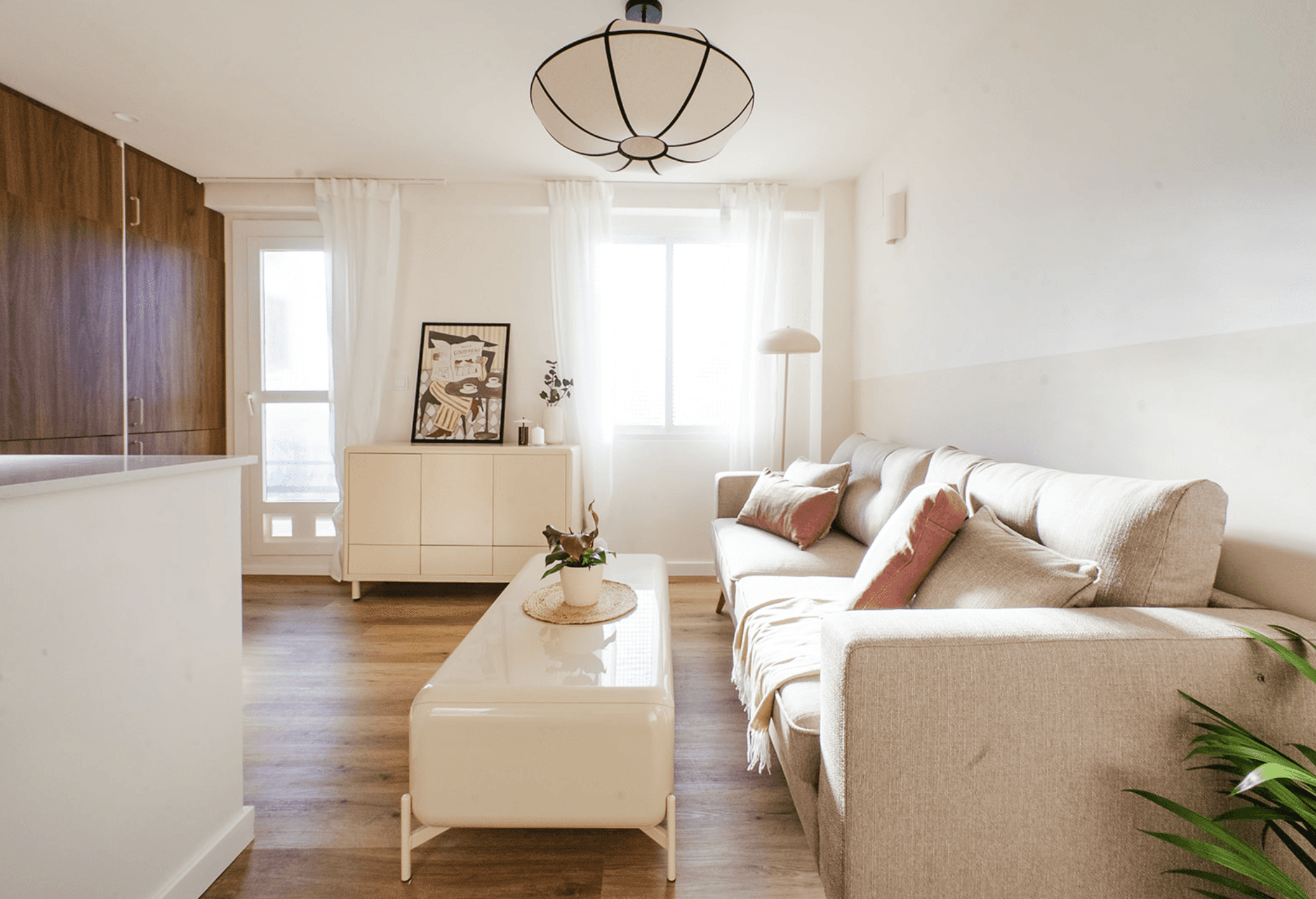 Living room of weVLC that is spacious and has a lot of light