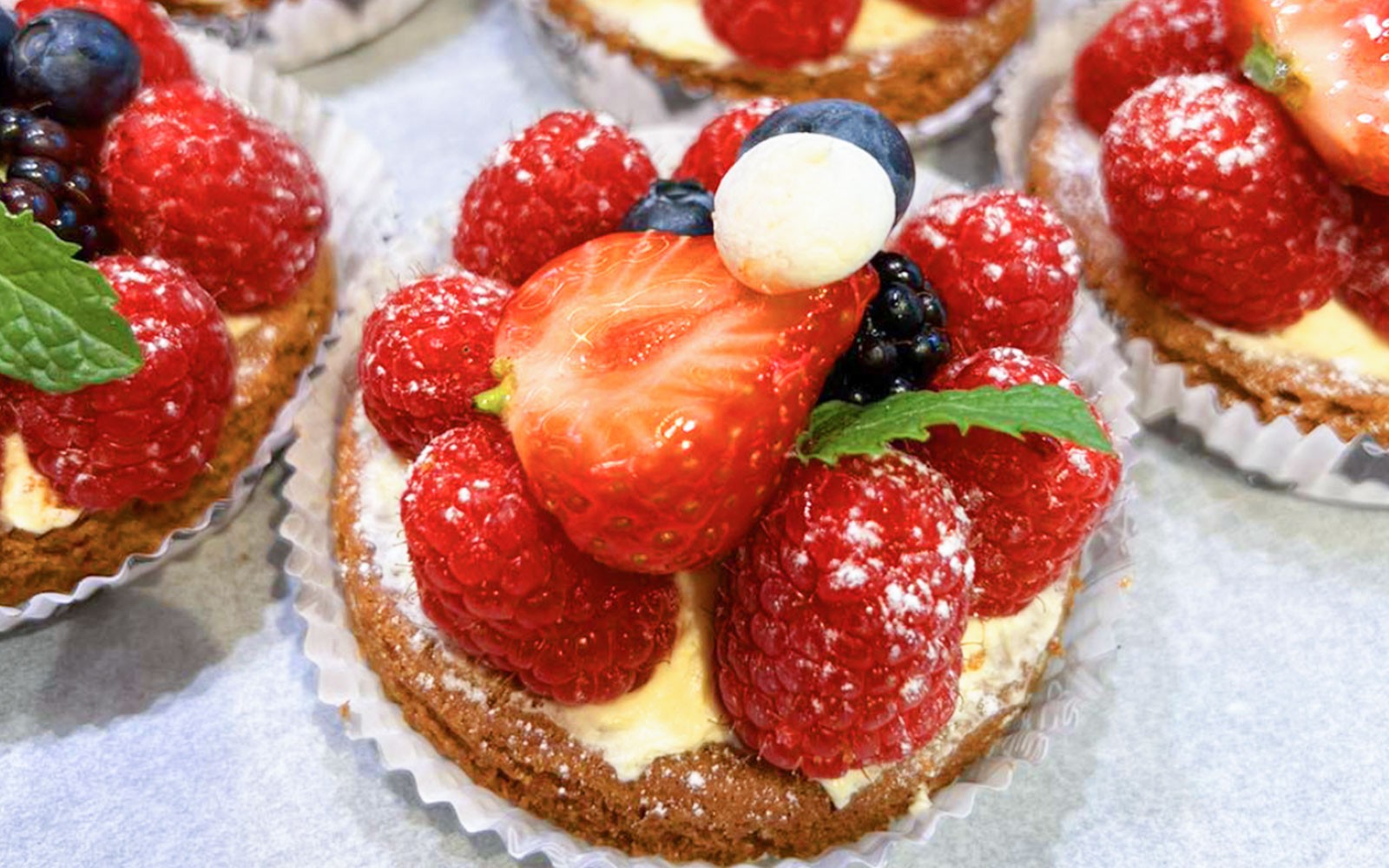 Tarta francesa de bayas con frambuesas y fresas, parte de un tour gastronómico gourmet por París.