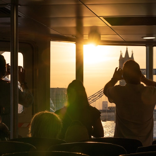 Uber Boat de Thames Clippers y el Tower Bridge al atardecer