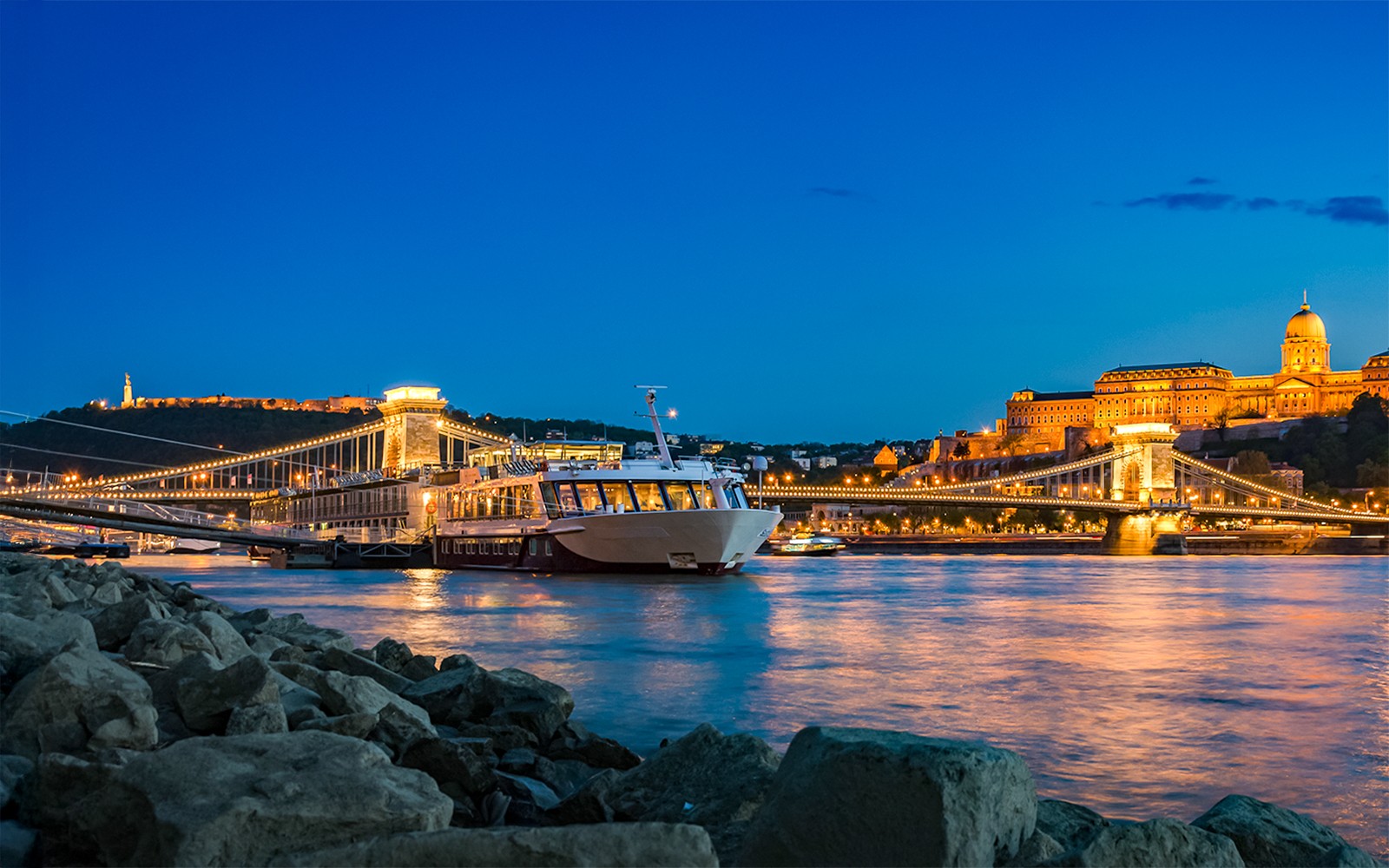 Kvöldsigling á Dónáfljóti í Búdapest með mat og útsýni yfir bjarma Búda Kastala.