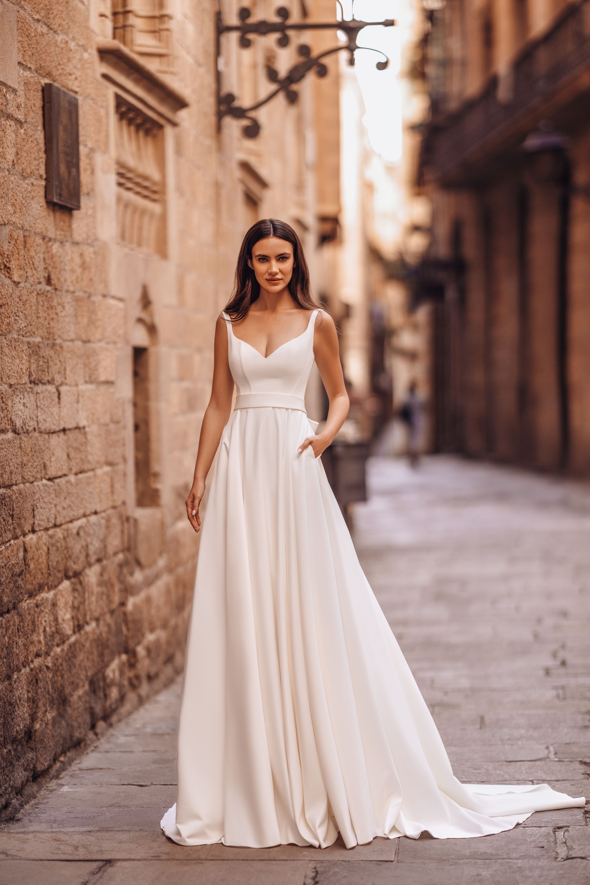 Hochzeitskleid mit architektonischen Details ohne Spitze