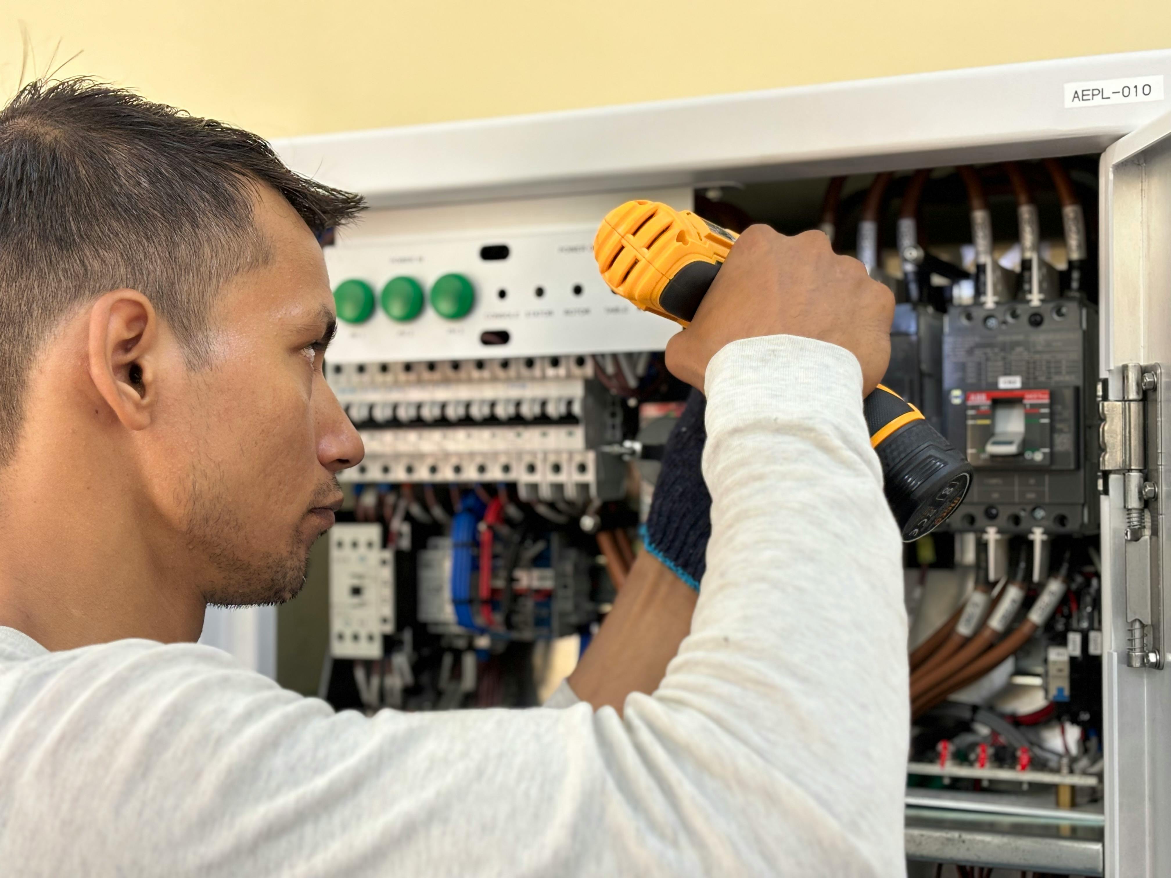 A man using a machine to install the altenator