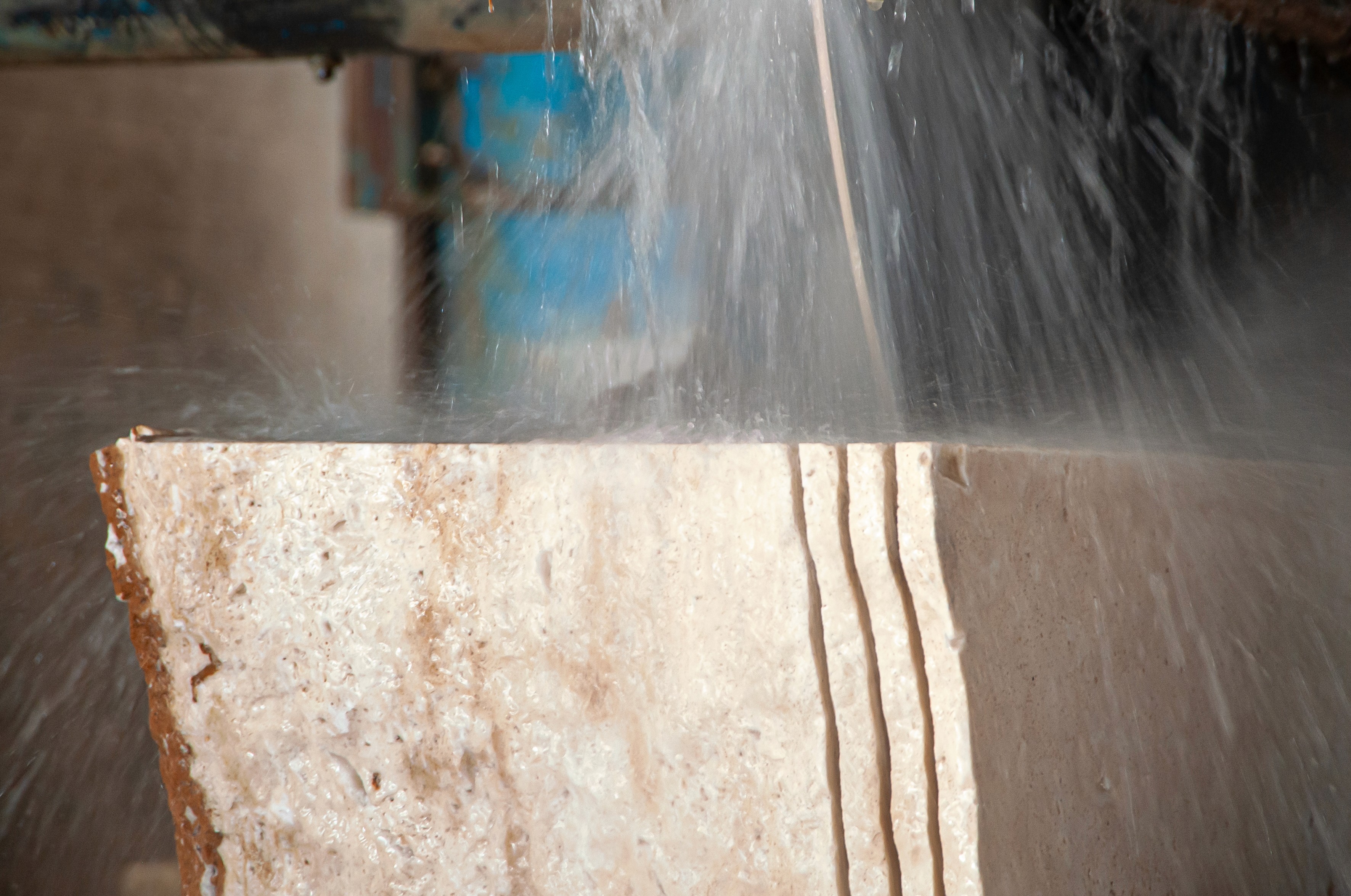 Reinigung von Marmorplatten mit Wasserstrahl in der Werkstatt