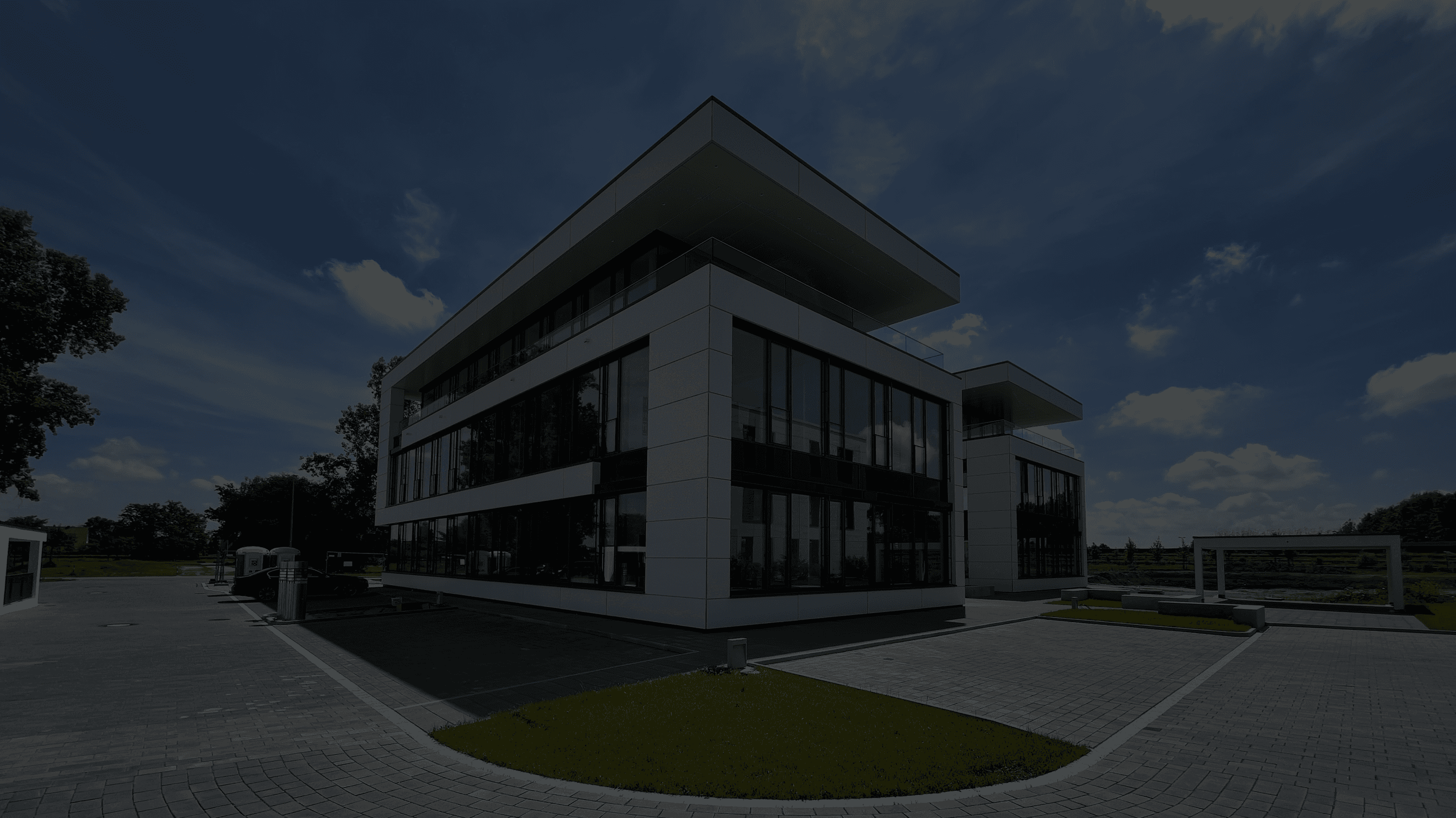 Bürogebäudekomplex im Weitwinkel fotografiert an einem sonnigen Tag