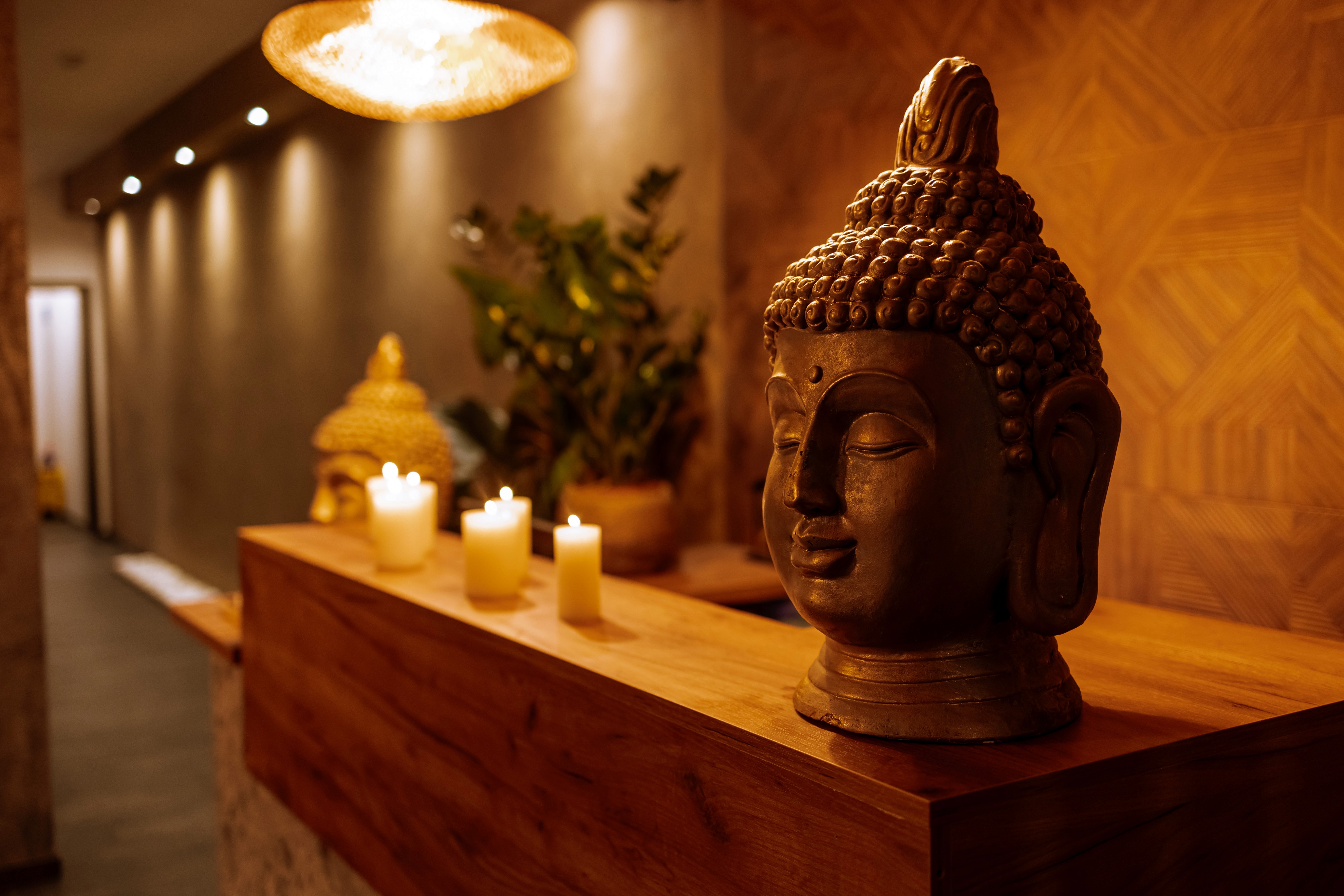 Elegantní dřevěný pult recepce a designové thajské dekorace wellness centru LAYA Spa Ritual Liberec