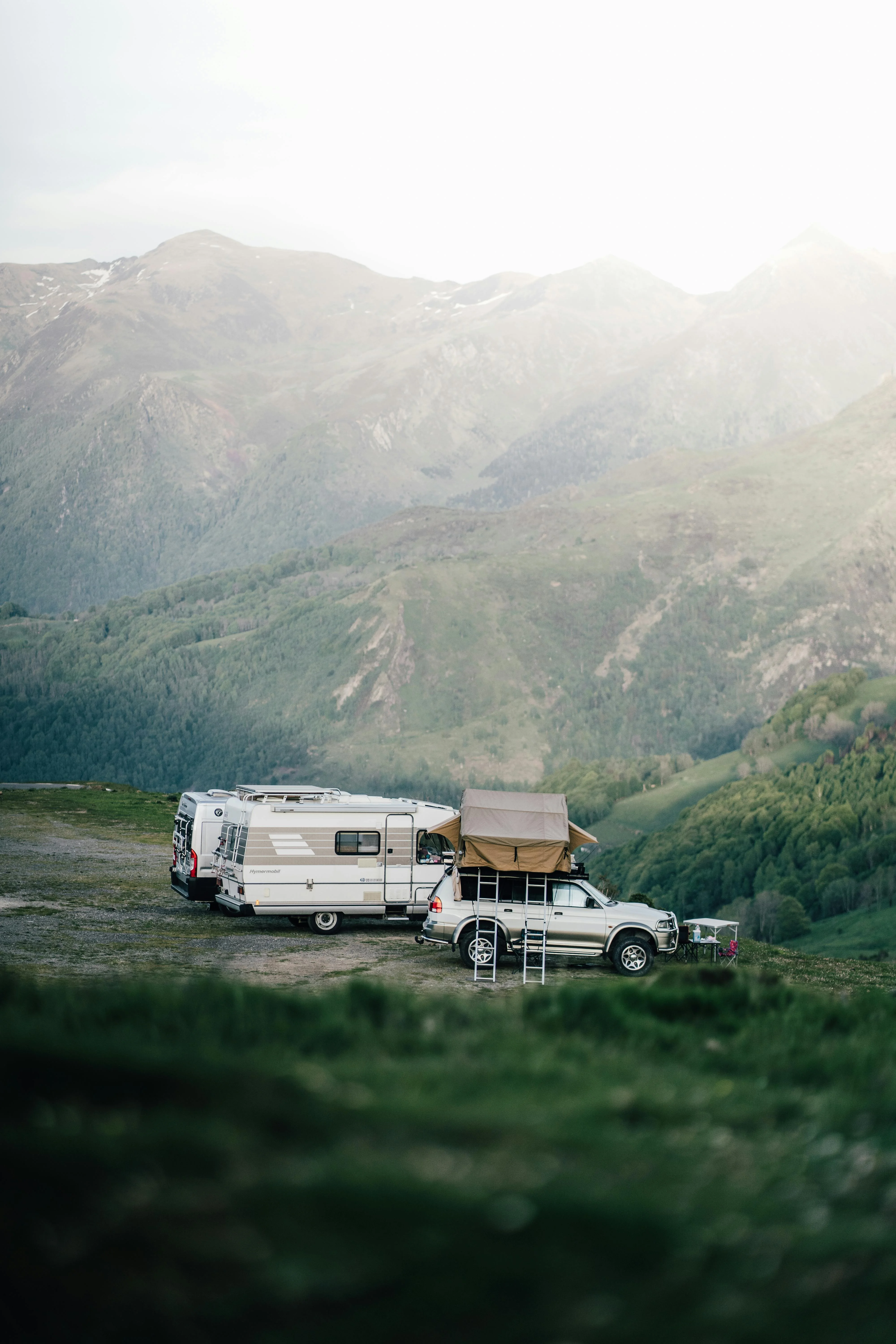 Des camping-cars installés face aux montagnes, symbole d’aventure et de liberté pour les voyageurs en quête de nature.