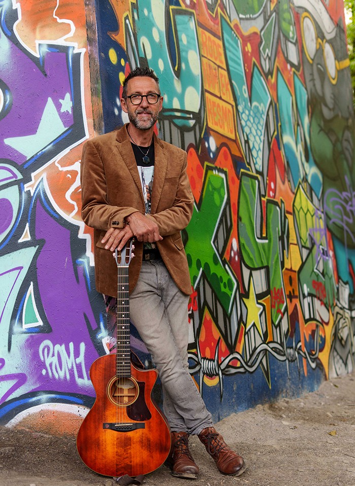 Portrait homme musicien guitare annecy