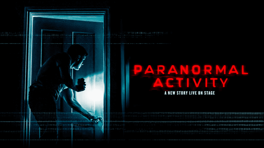 Mand med en lommelygte åbner døren, Paranormal Activity West End-forestillingen.