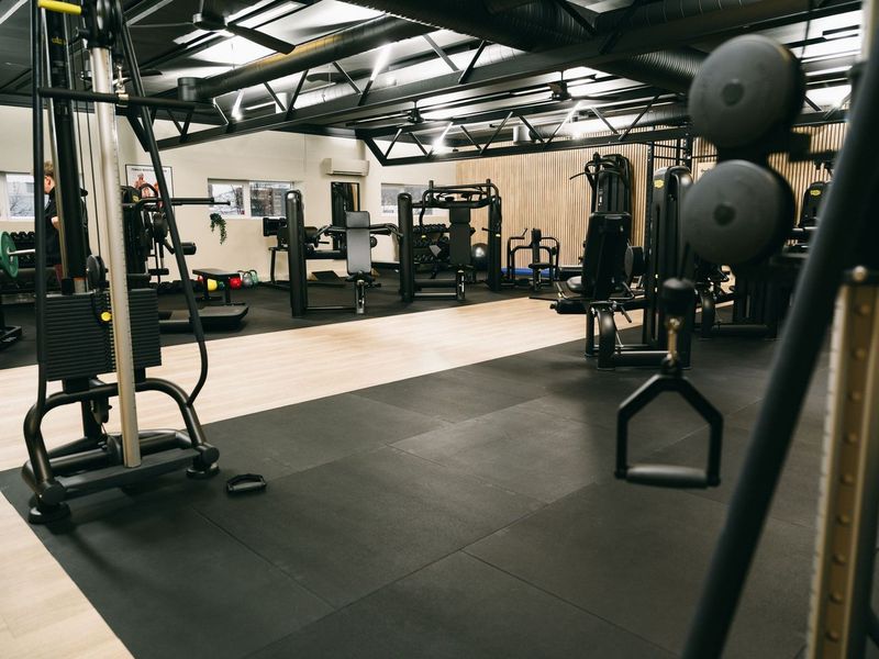 softdek gulv lagt på treningssenter