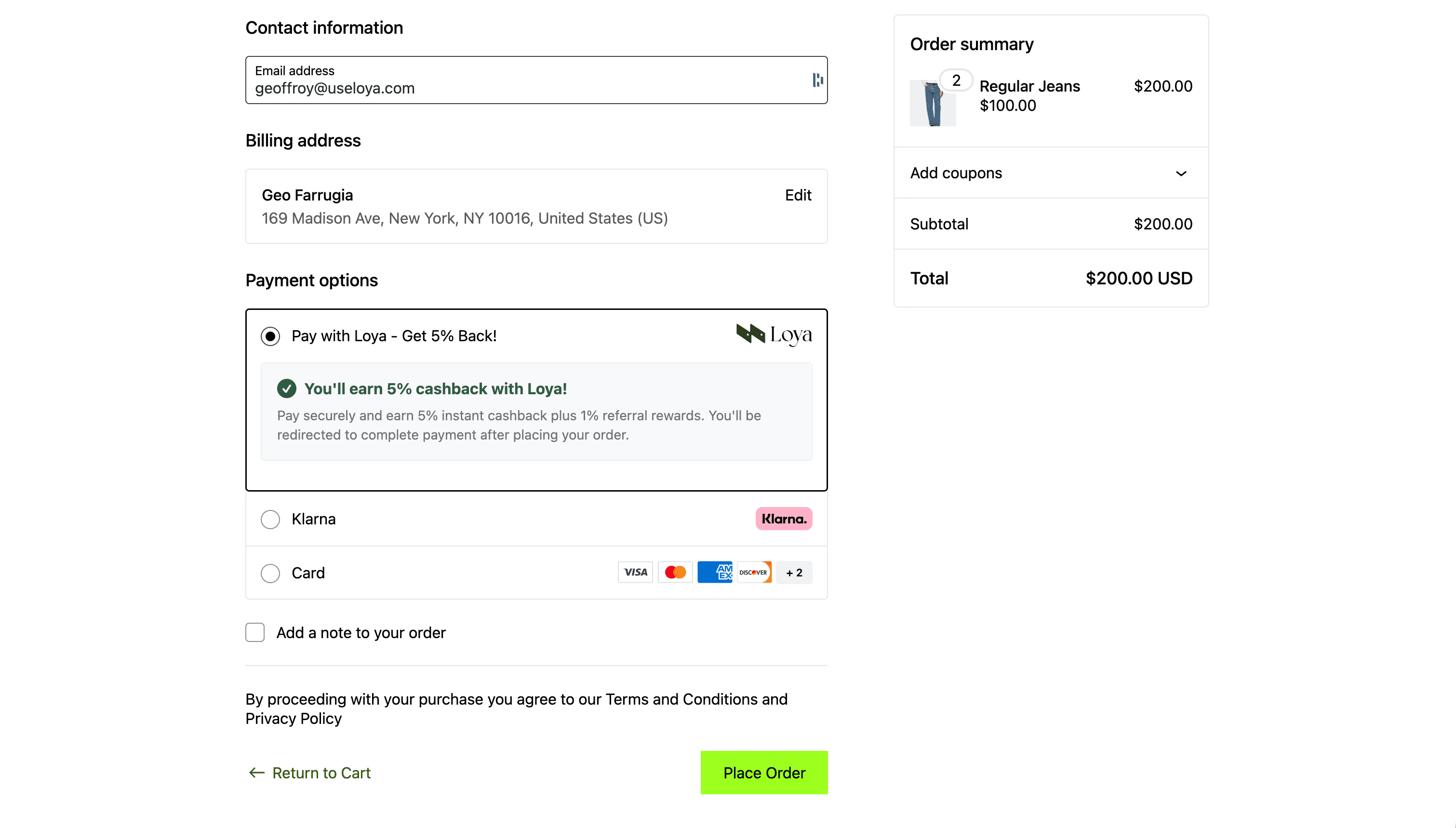 Checkout screen showing Loya as a payment option with a green icon and a message offering 5% instant cashback when paying with Loya.