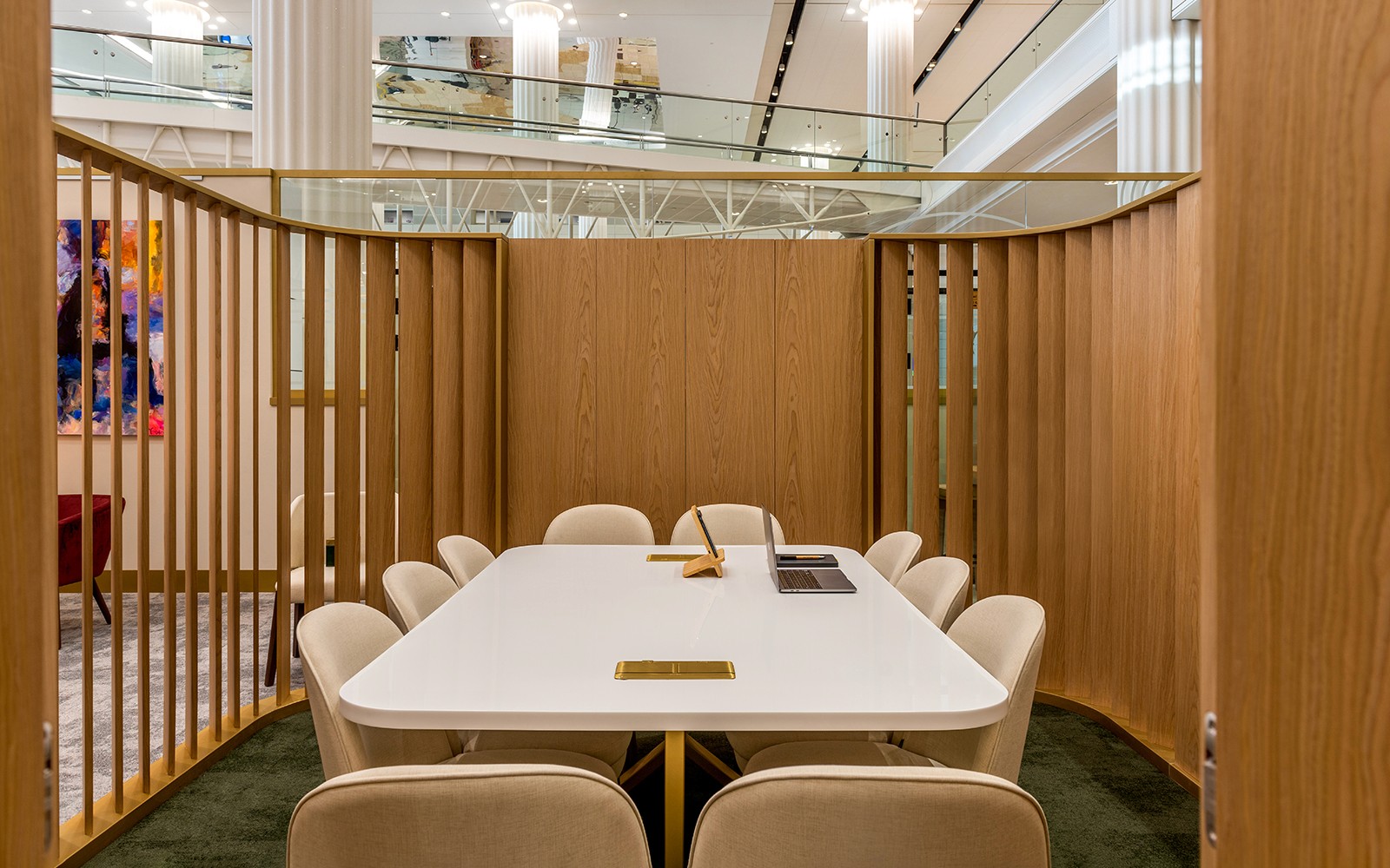 杜拜國際機場的高級貴賓室座位區，擁有現代裝潢。