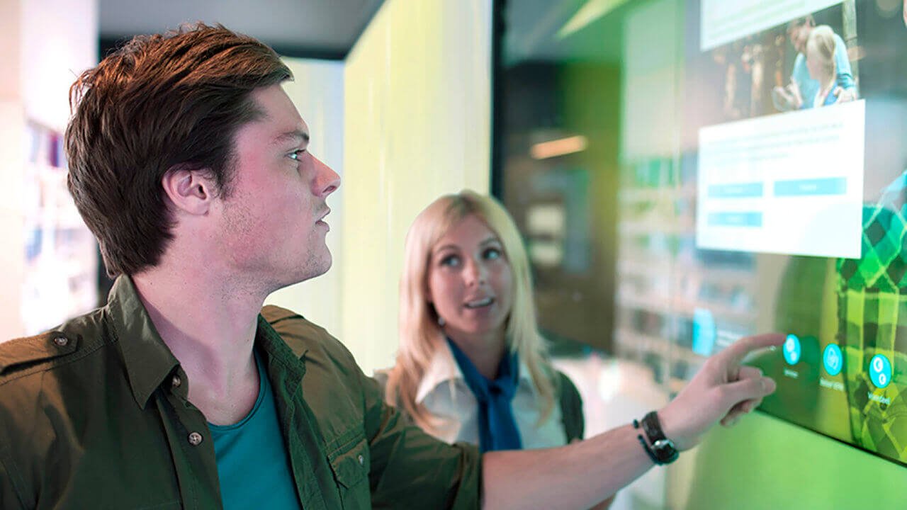 een interactive wand in een KPN winkel