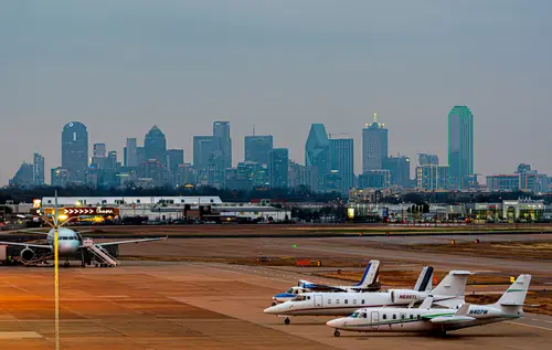 pista del aeropuerto, aviones y edificios