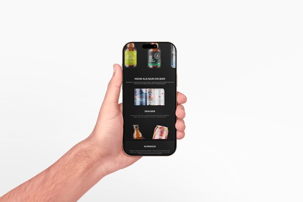 Eine Hand hält ein Smartphone, auf dessen Bildschirm die mobile Ansicht der neuen Brauhaus-Website mit verschiedenen Bierprodukten angezeigt wird.
