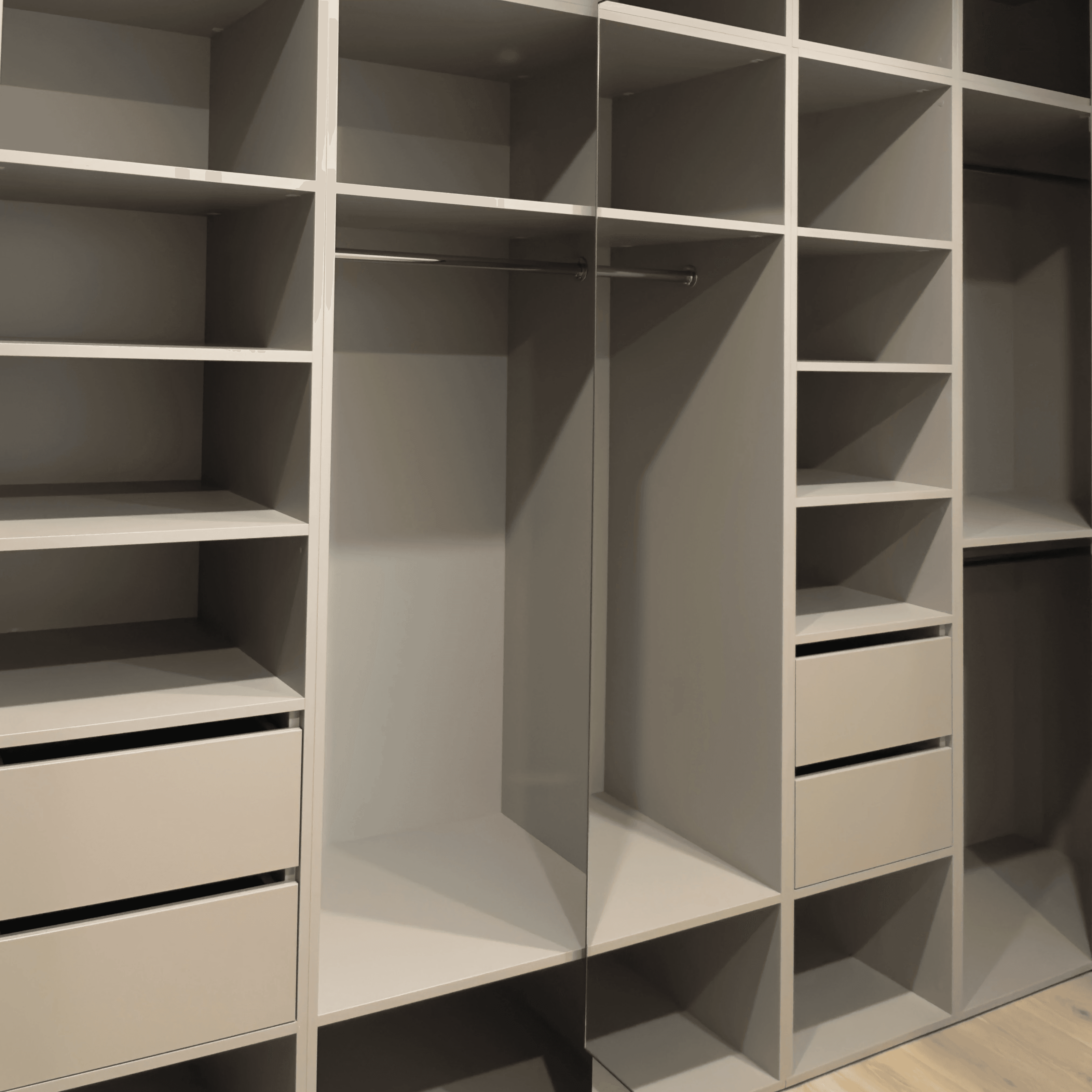 Функціональна гардеробна кімната з відкритими полицями та шухлядами