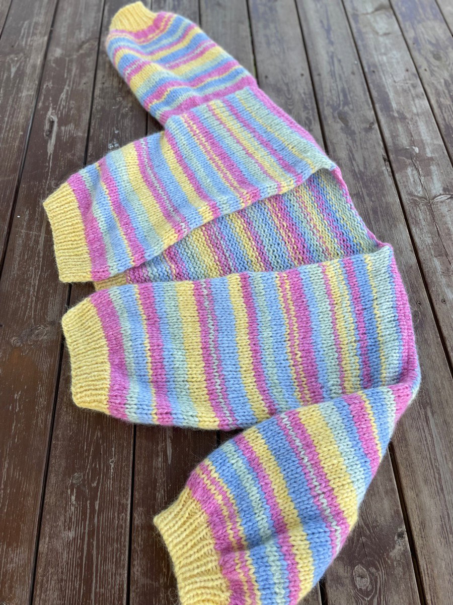 Sommardraum Cardigan knitting pattern by Marihønestrikk