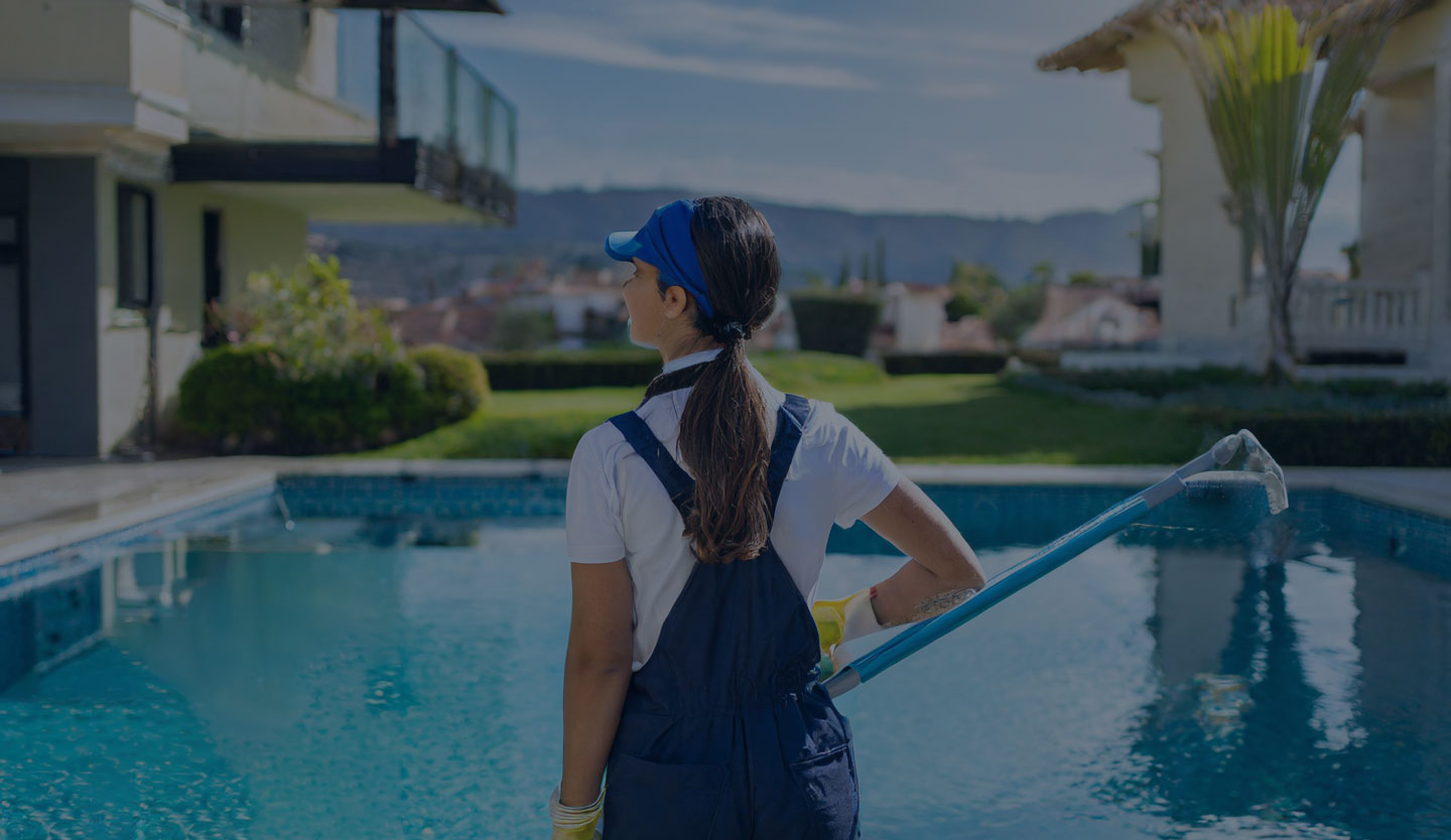 trabajador limiando la piscina