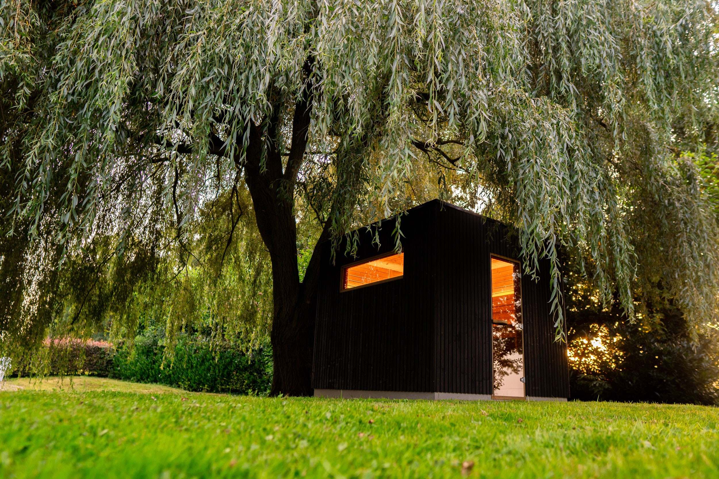 Exterieur van de STOOMR sauna bij zonsondergang