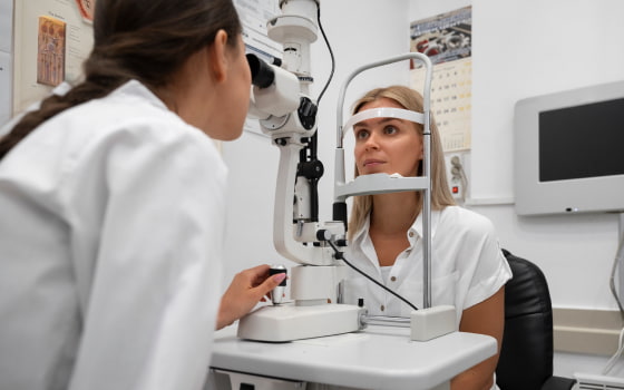 Офтальмолог діагностує зір у пацієнта