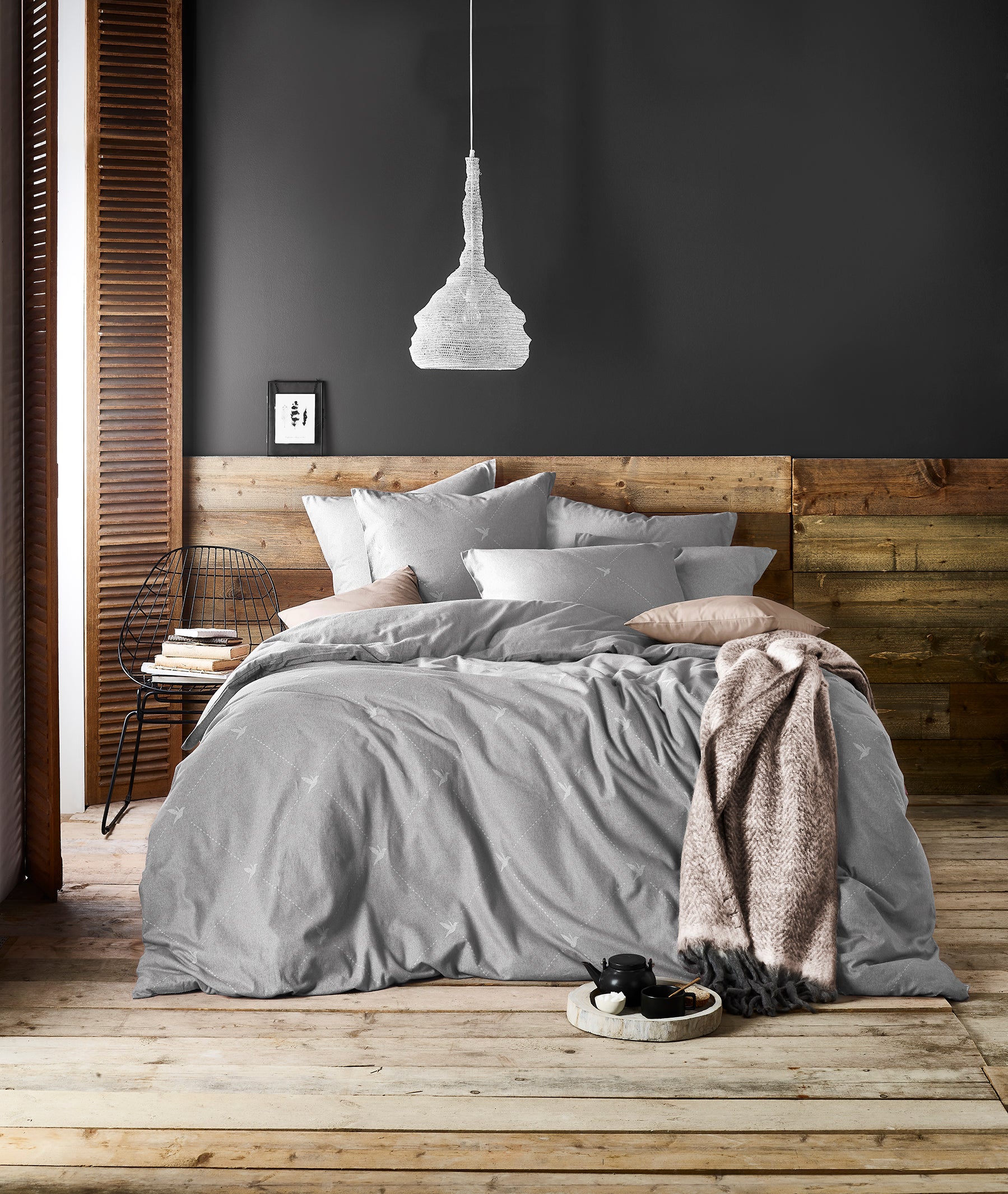 slaapkamer donker grijs hout 