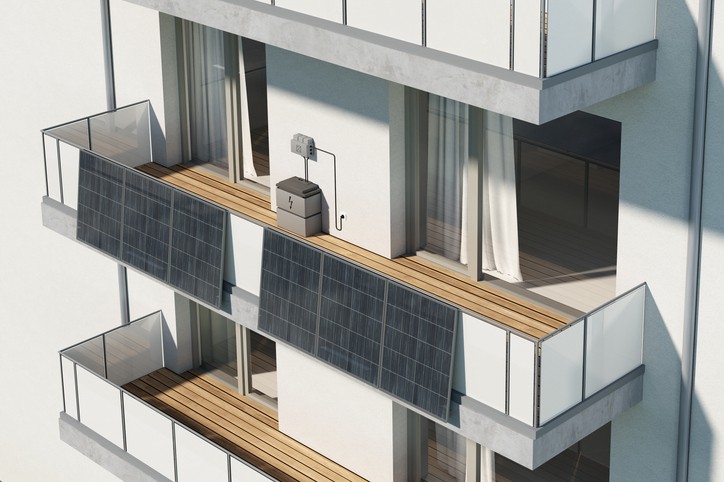 Ein modernes architektonisches Design mit gestapelten weißen und schwarzen Solarmodulen und Holzakzenten.