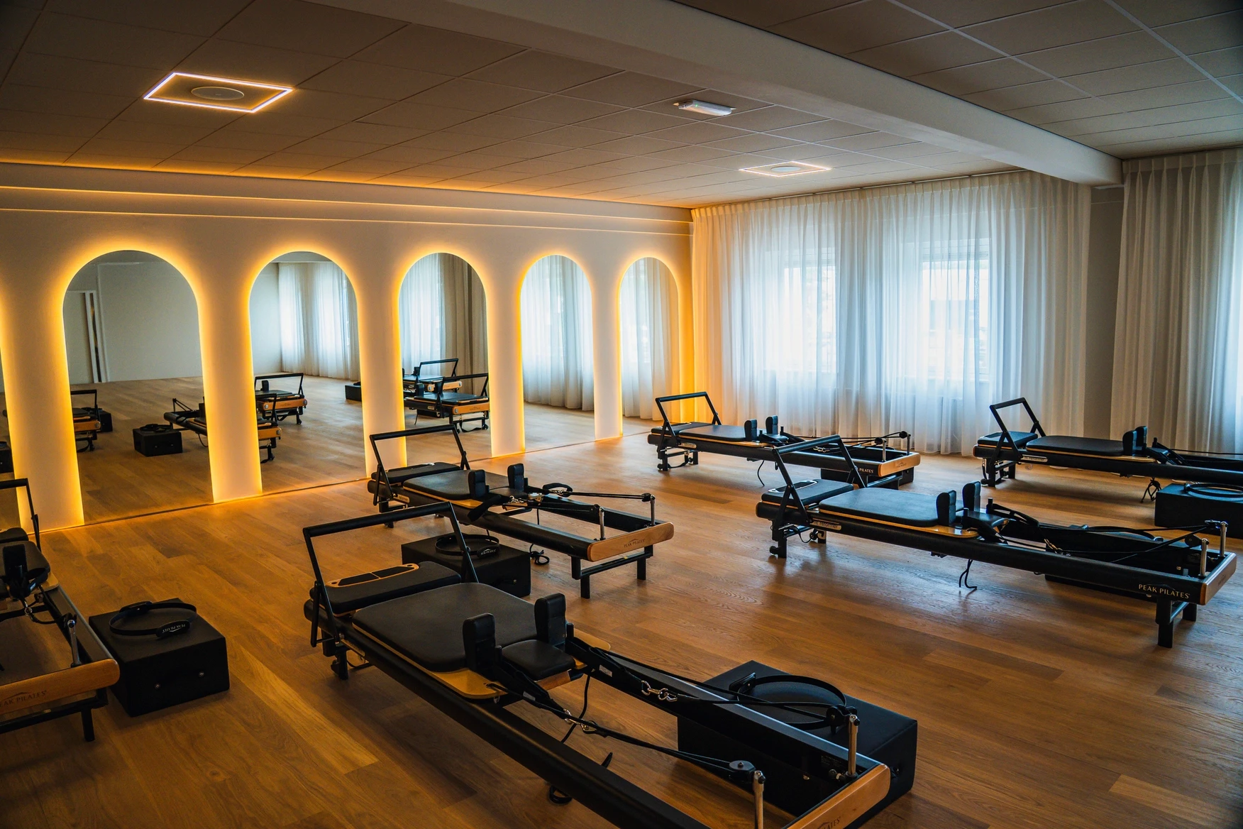 Premium fitnessruimte met krachttoestellen en bergpanorama-muurprint bij Bodywork Scherpenzeel