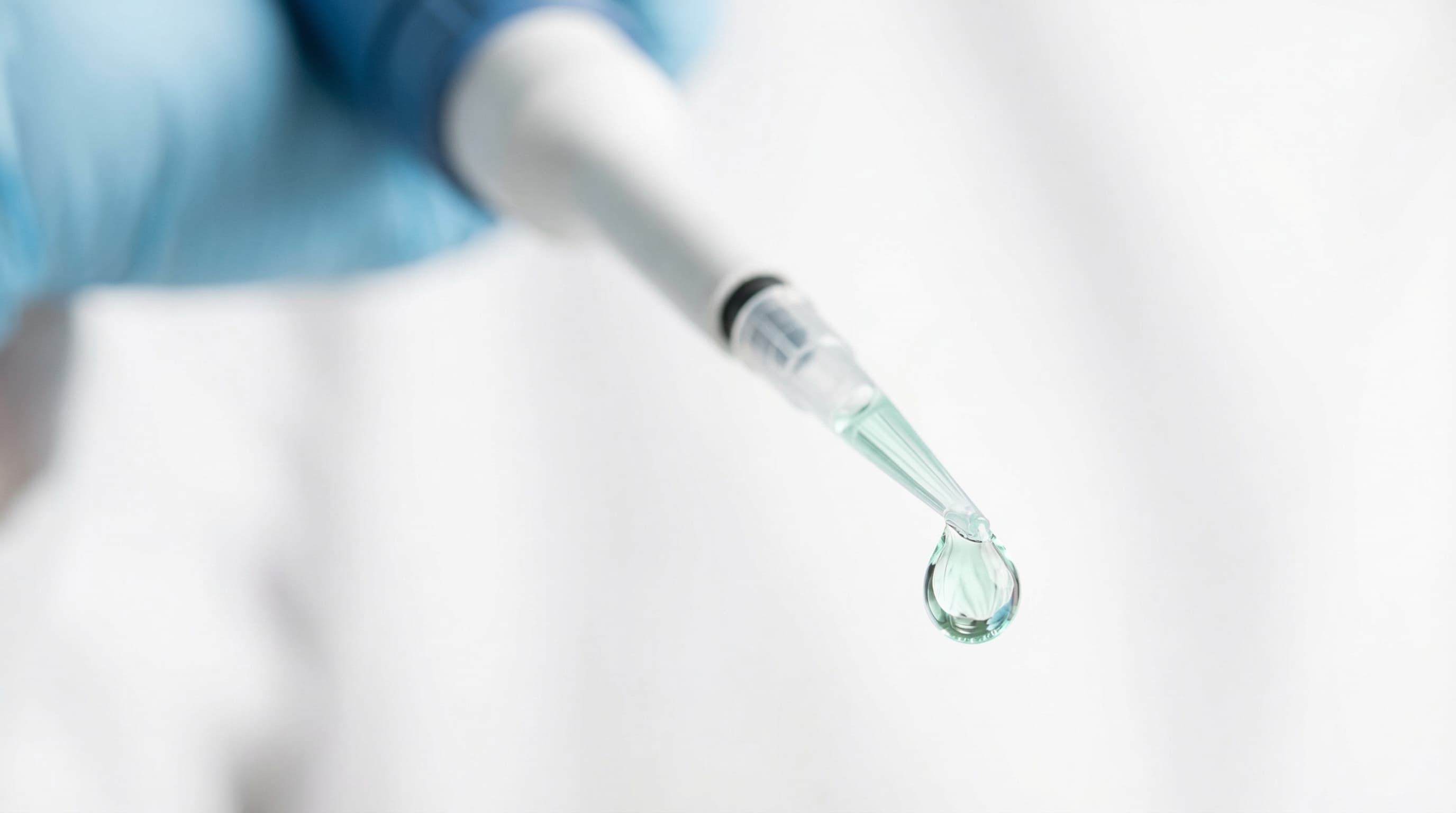 Laboratório da Synvia realizando controle de qualidade farmacêutica e análises de estabilidade em conformidade com REBLAS e ANVISA