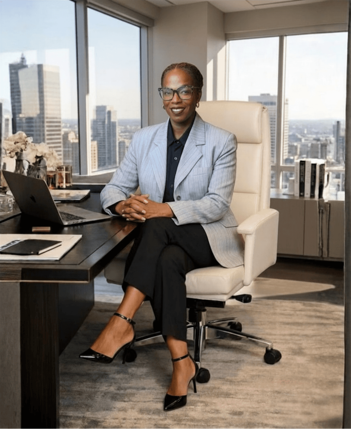 Women in suit smiling gesture