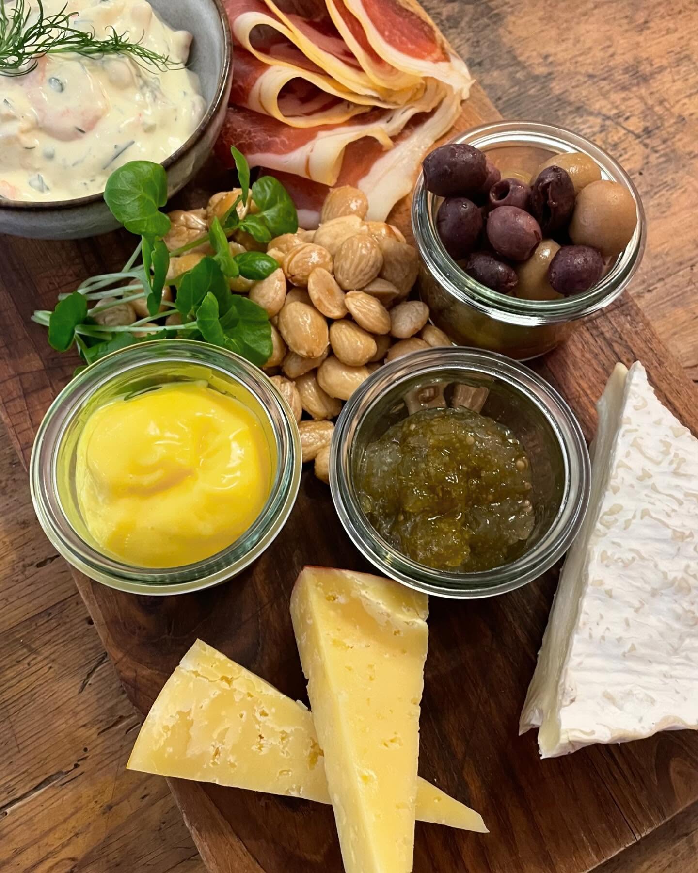 Tapastallerken med diverse hjemmelagde godsaker