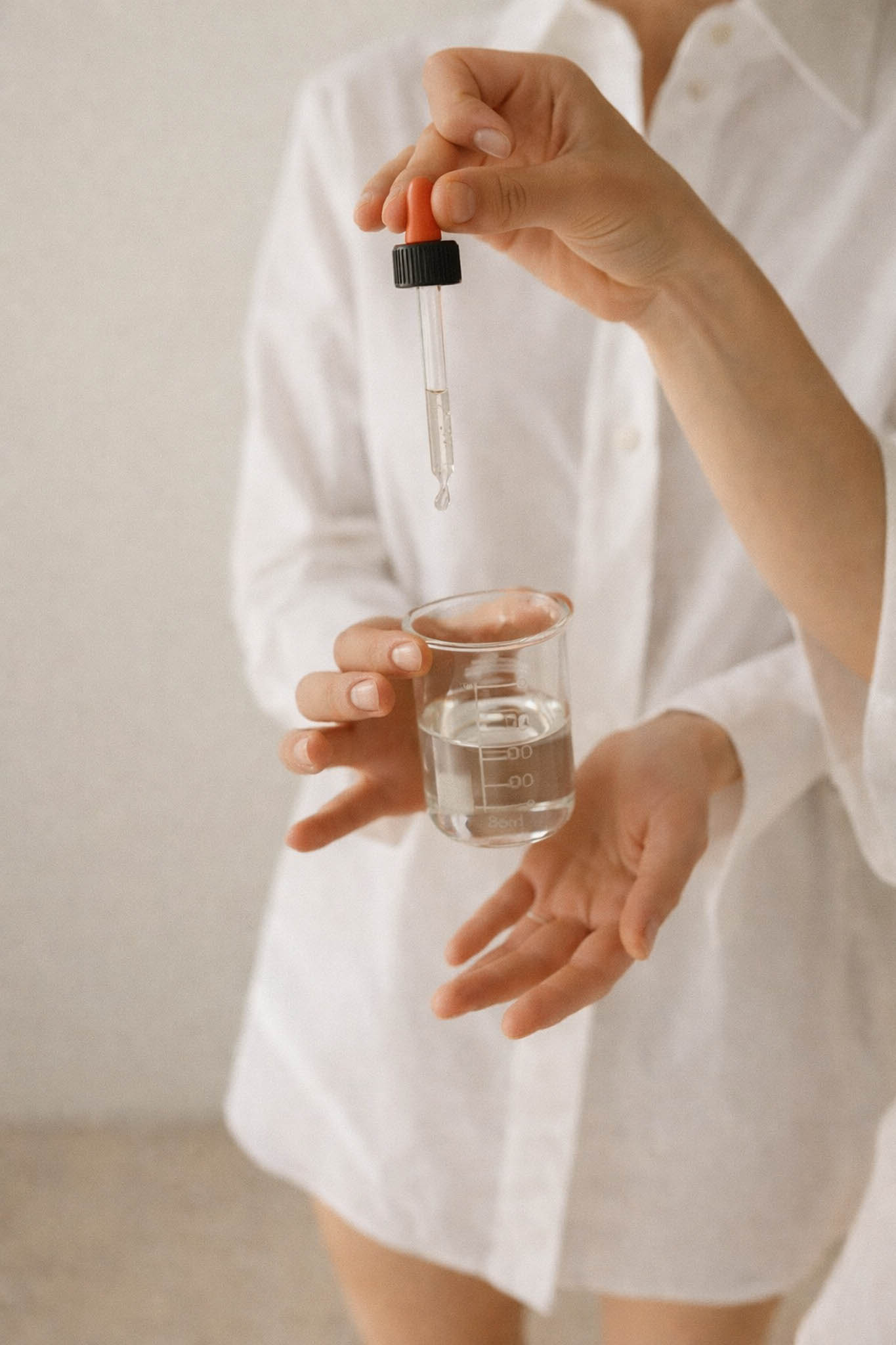 Deux femmes scientifiques formulent un soin